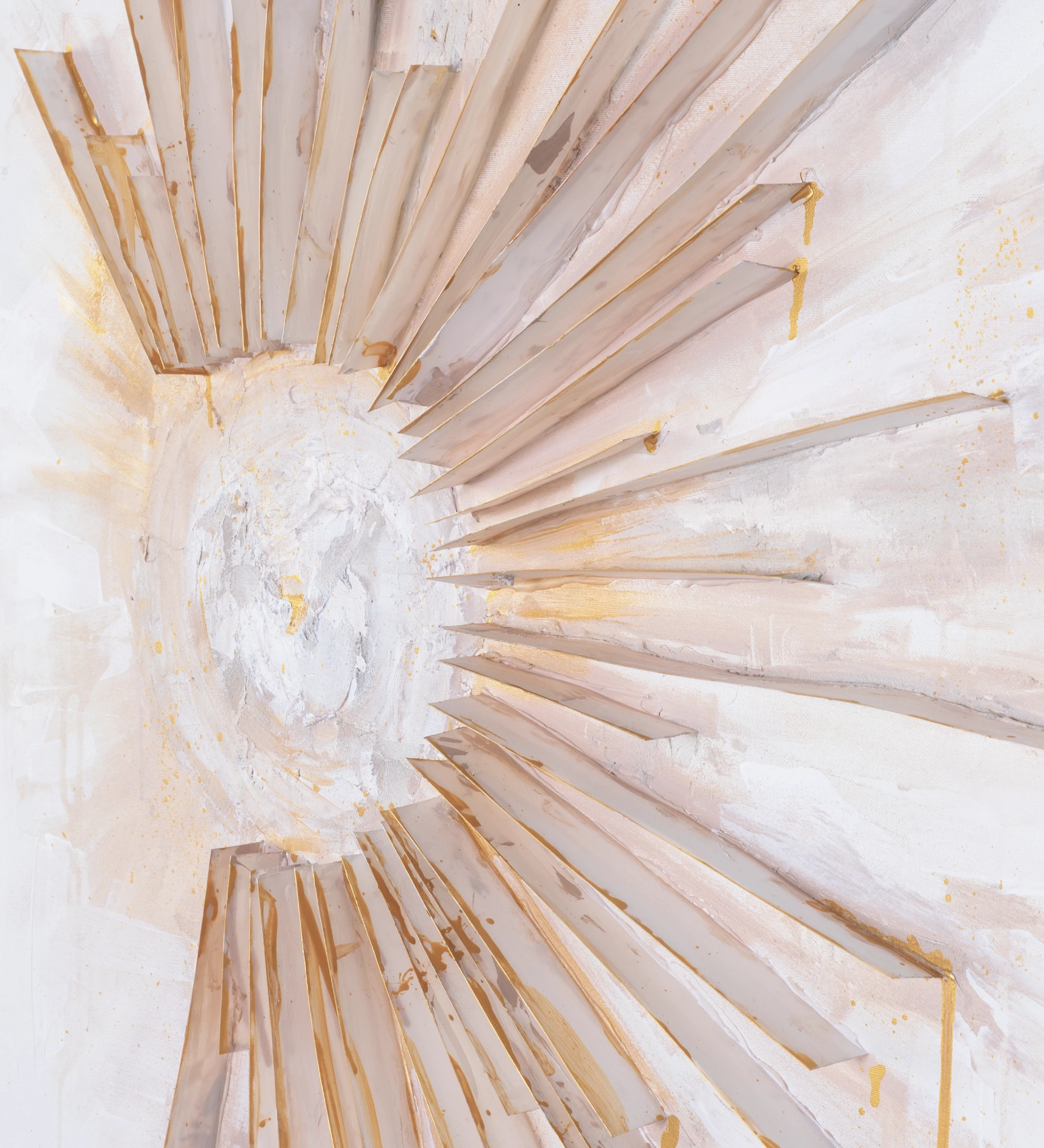 Cuadro abstracto y relieve en tonos blancos y dorados, marco de madera color dorado, 104 x 104 cm.
