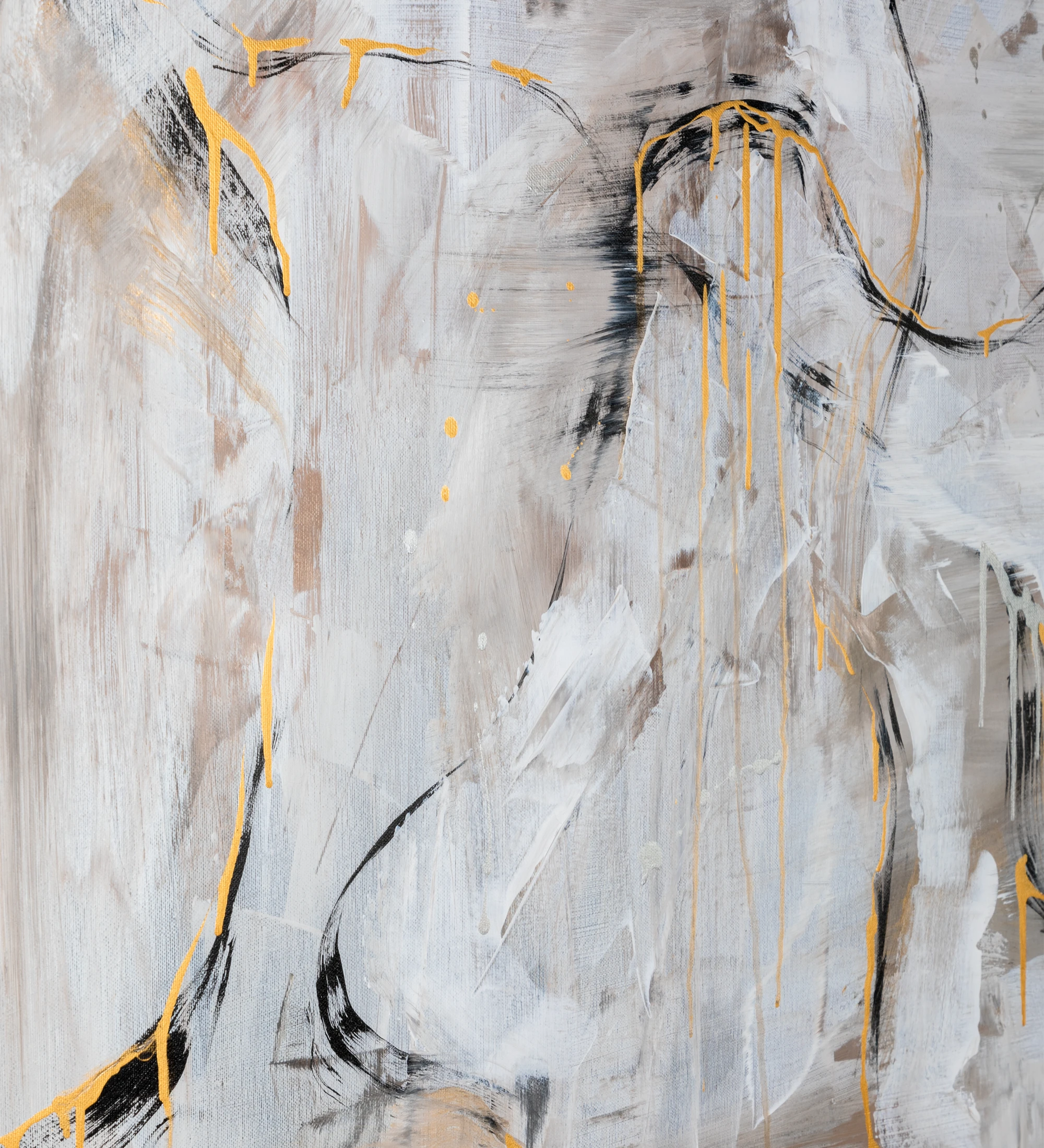 Cuadro abstracto en tonos grises y dorados, marco de madera negro, 104 x 104 cm.