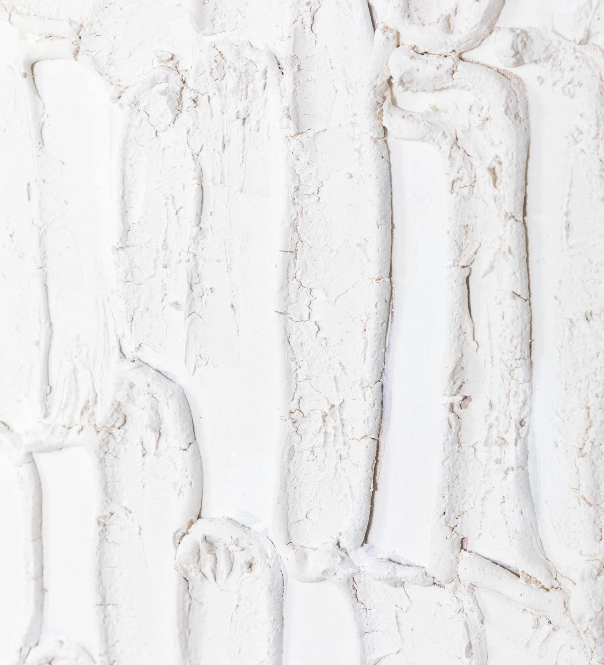 Cuadro abstracto y relieve en tonos blancos, marco de madera negro, 104 x 104 cm.