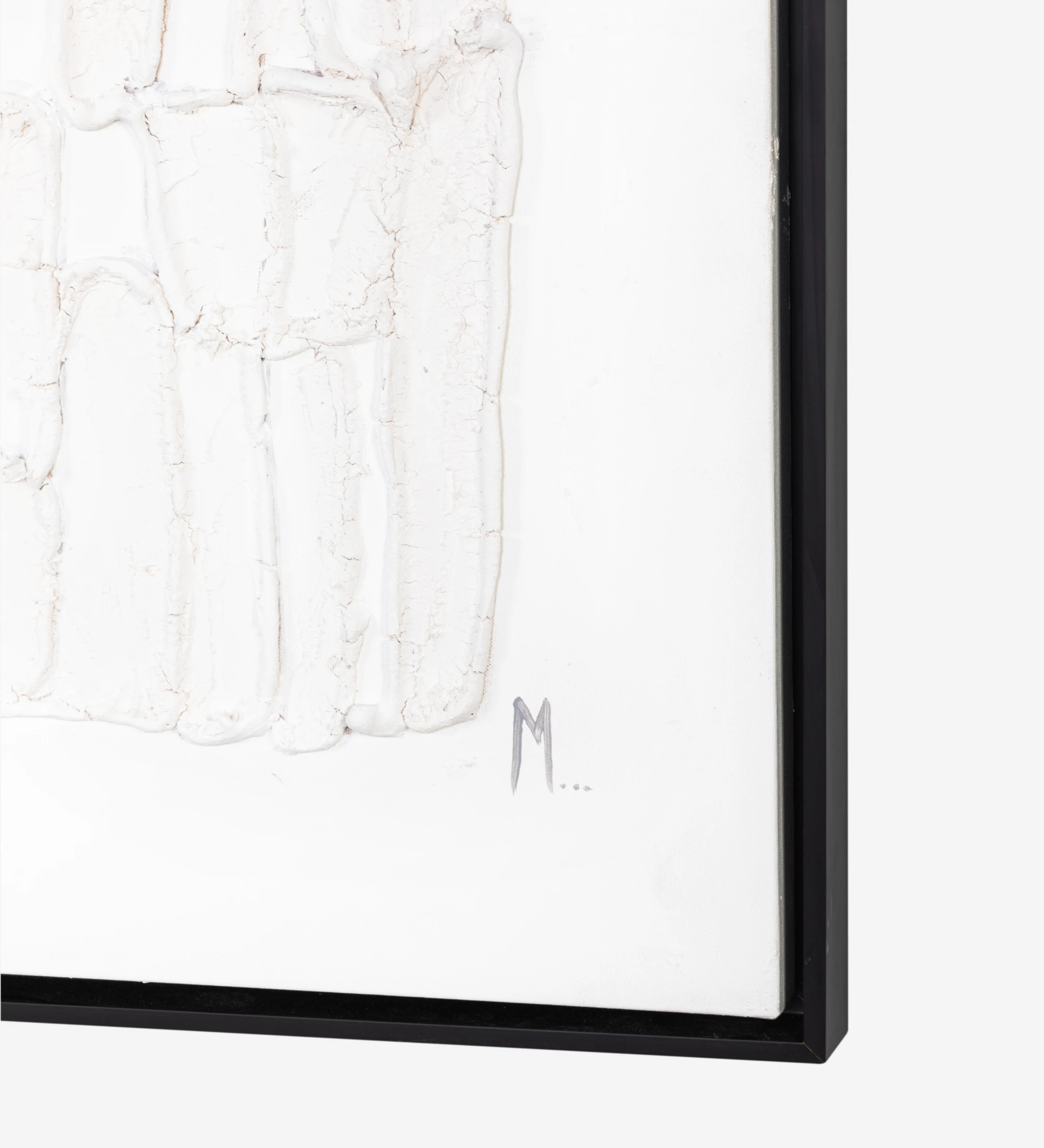 Cuadro abstracto y relieve en tonos blancos, marco de madera negro, 104 x 104 cm.