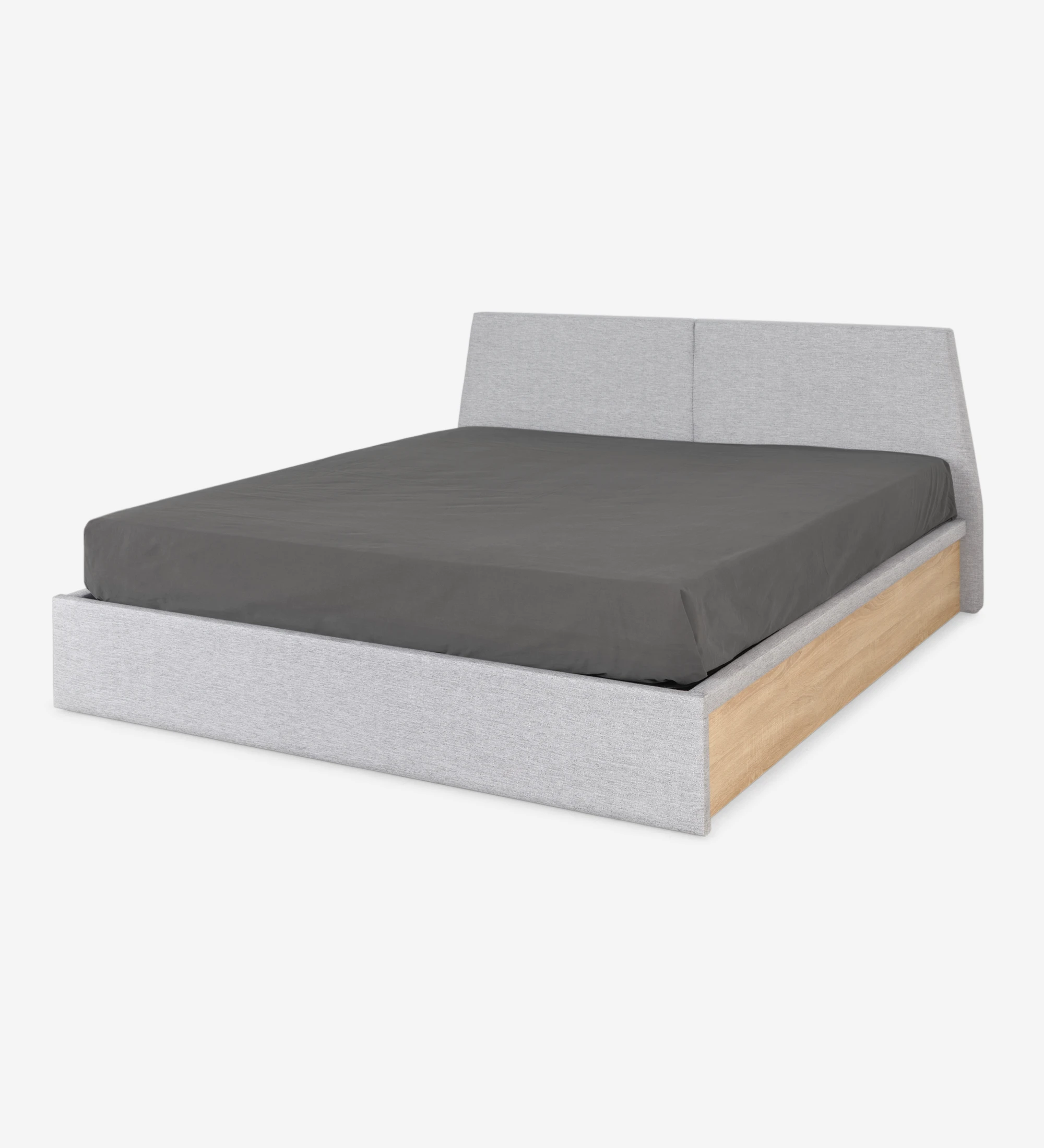 Cama doble Oslo con cabecero y pie de cama tapizados en tela gris claro, laterales en roble natural, almacenaje mediante plataforma elevadora.