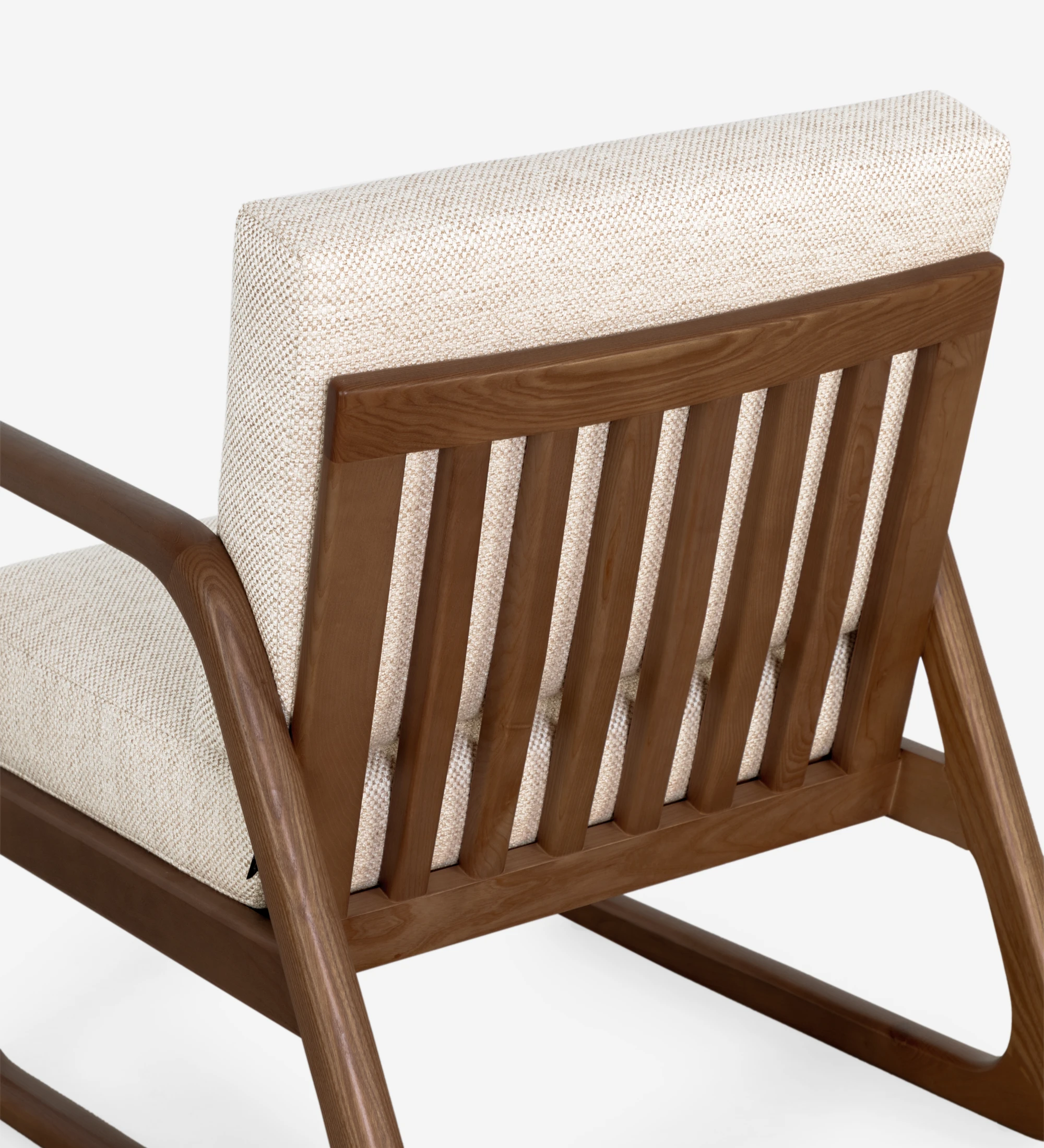 Fauteuil Antarte by IA recouvert en tissu beige, structure en bois couleur noyer.