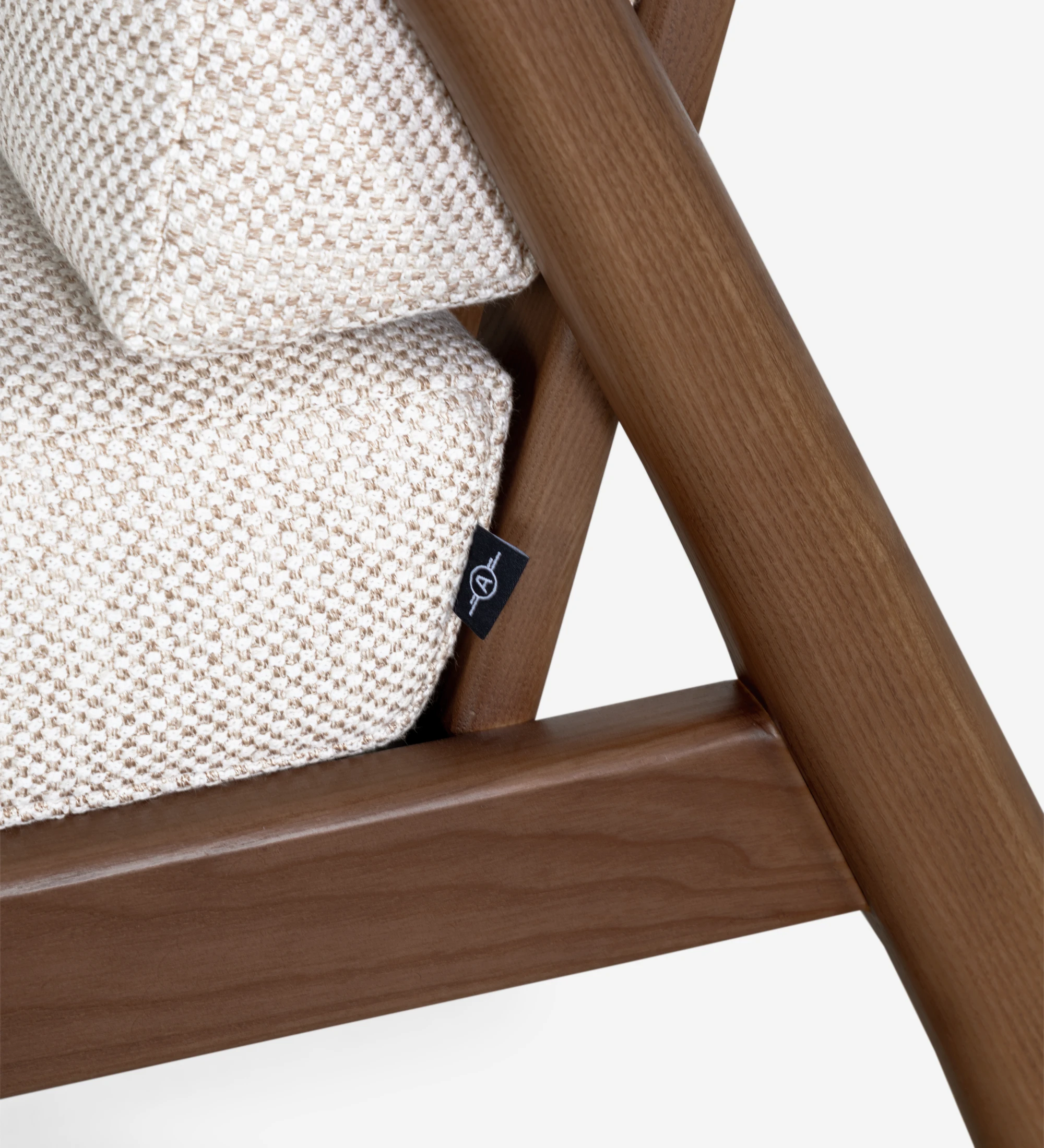 Fauteuil Antarte by IA recouvert en tissu beige, structure en bois couleur noyer.
