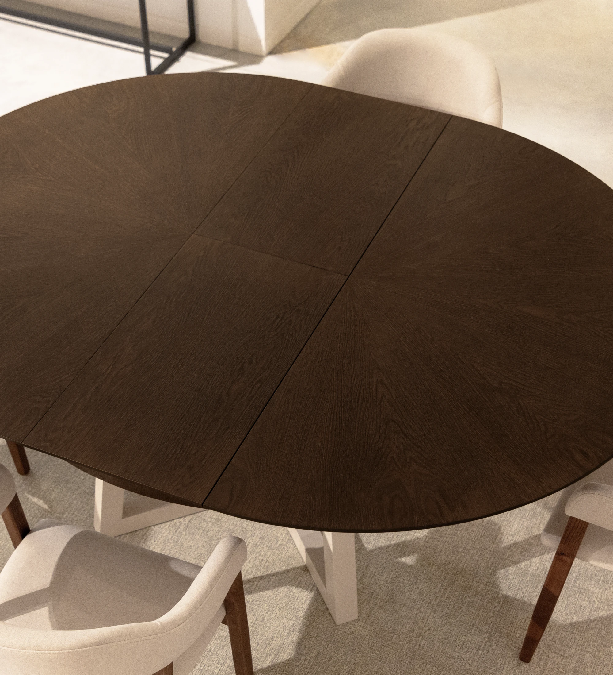 Table de repas ronde extensible avec plateau en chêne noyer et pieds laqués perle.