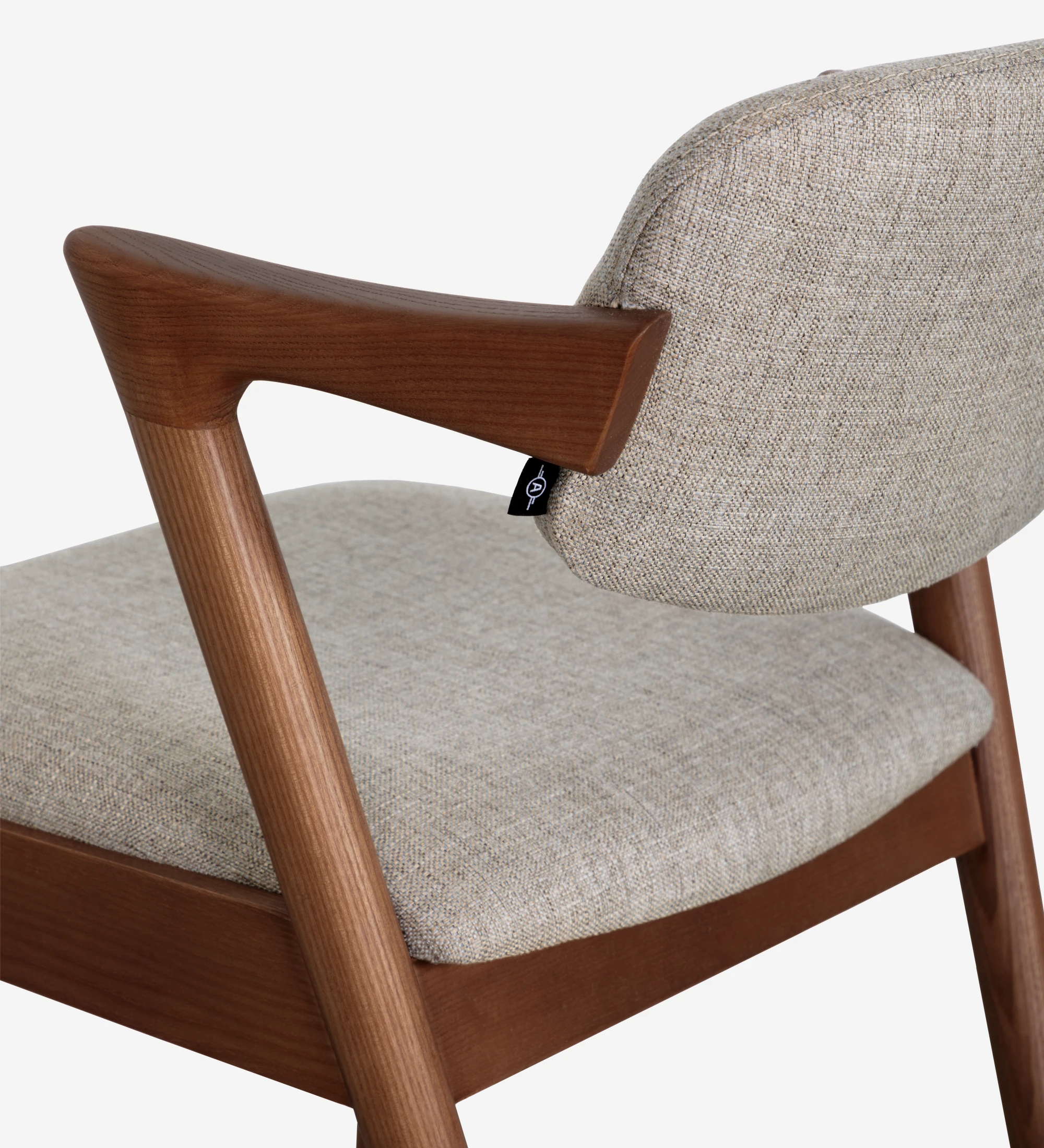 Chaise en bois de frêne couleur noyer, avec assise et dossier rembourrés en tissu.