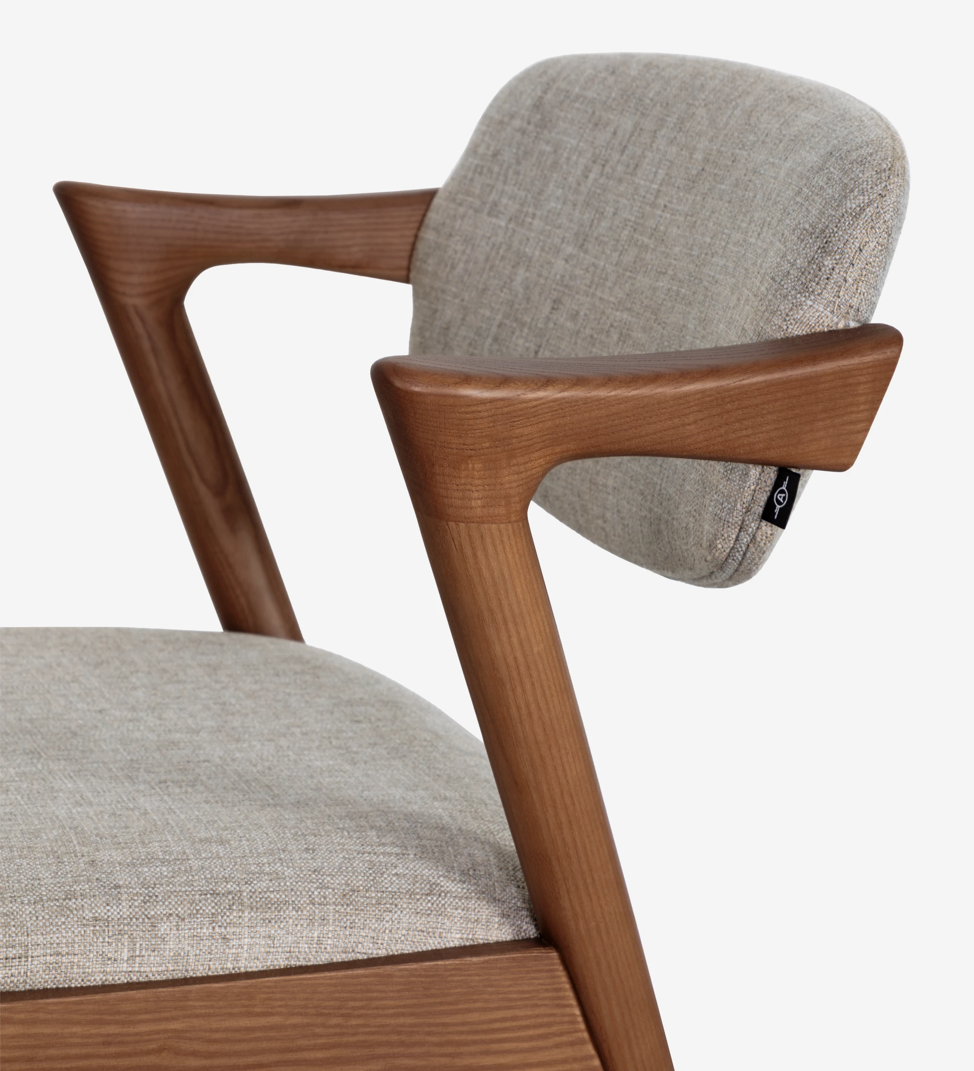 Chaise en bois de frêne couleur noyer, avec assise et dossier rembourrés en tissu.