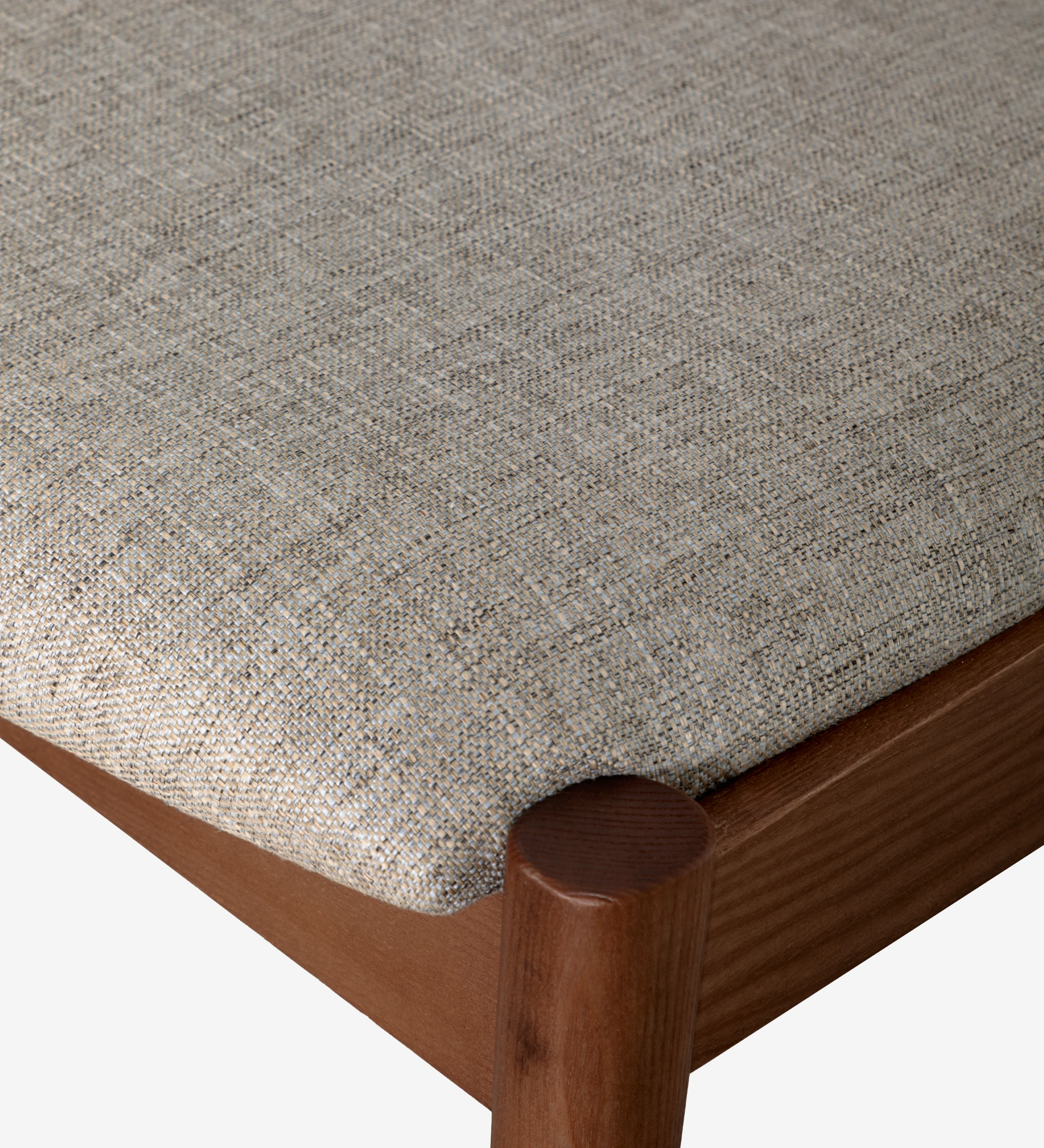 Chaise en bois de frêne couleur noyer, avec assise et dossier rembourrés en tissu.