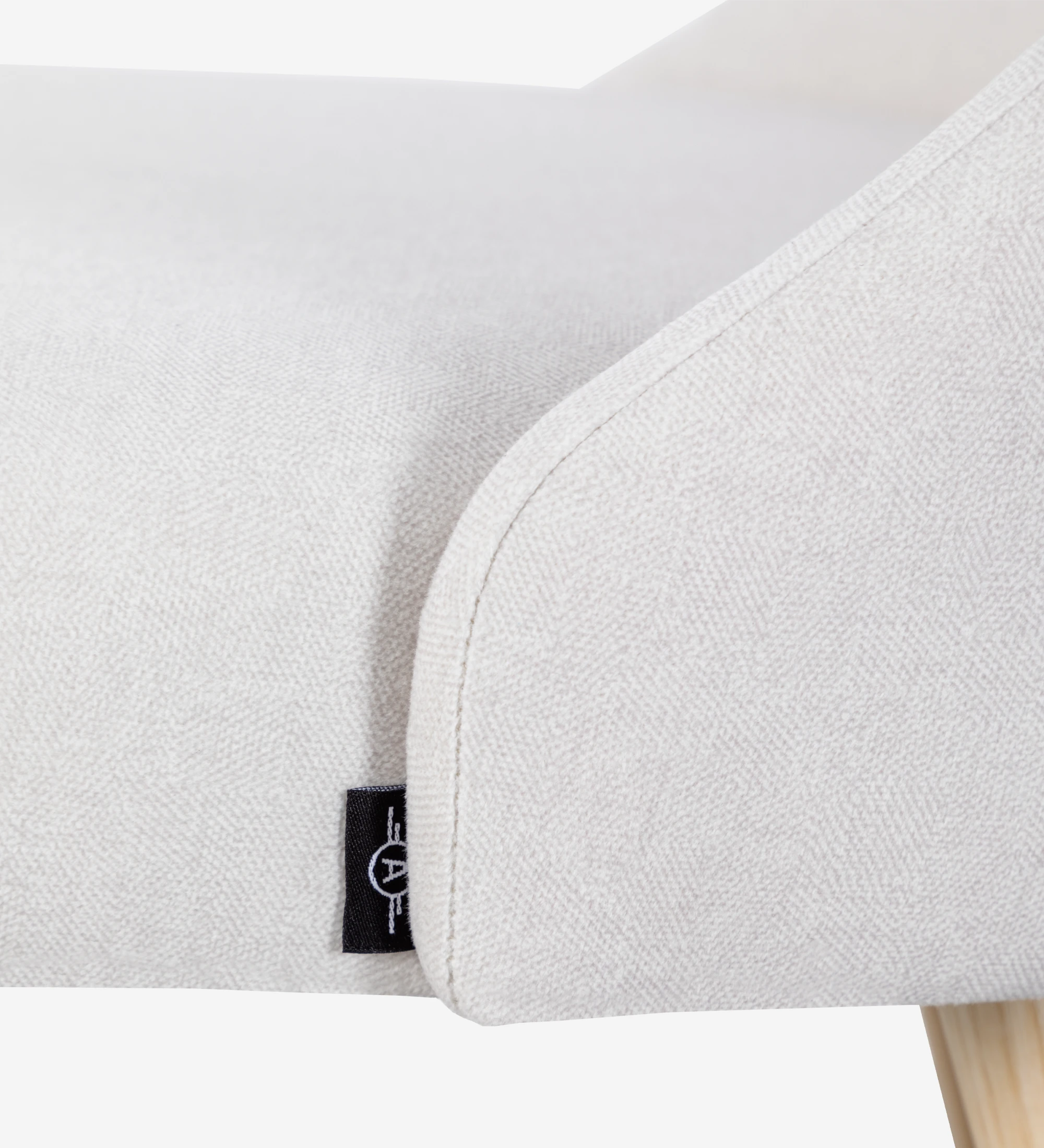 Chaise Oslo tapissée de tissu blanc et pieds en bois de couleur naturelle.