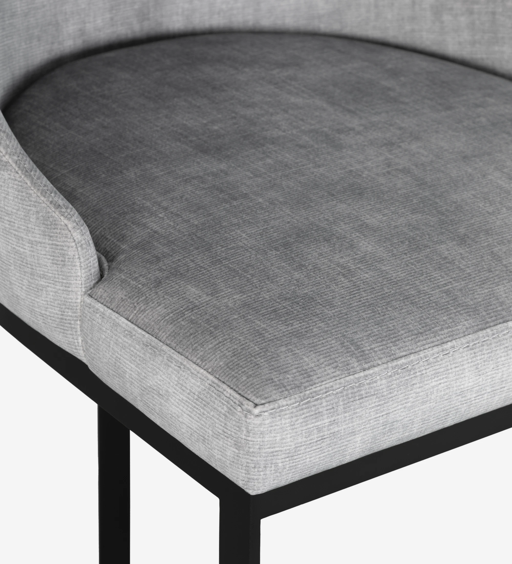 Banc avec assise et dossier recouverts de tissu velours gris, avec pied structure en métal laqué noir