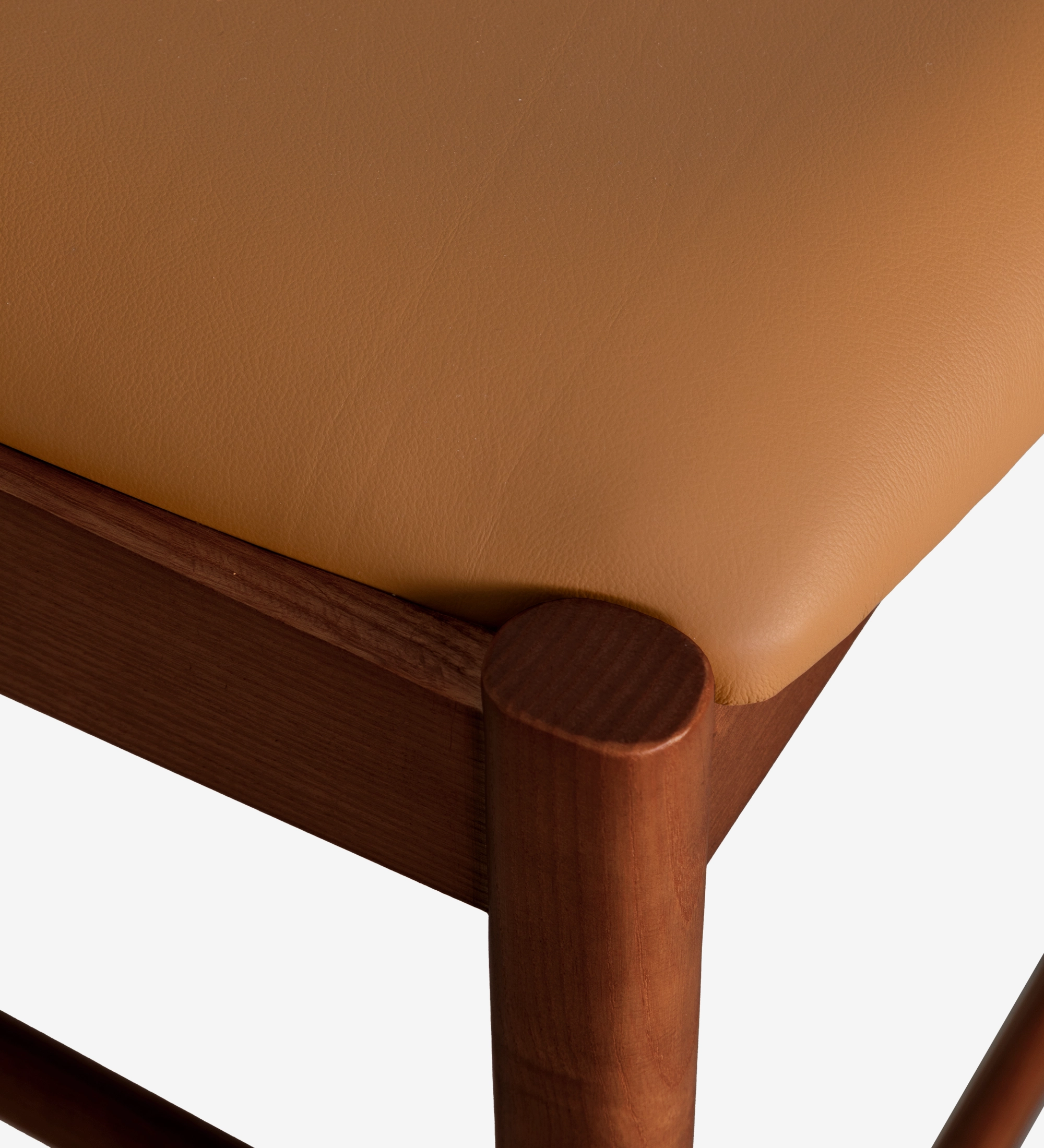 Taburete en madera de fresno color nogal, con asiento y respaldo tapizado en piel.