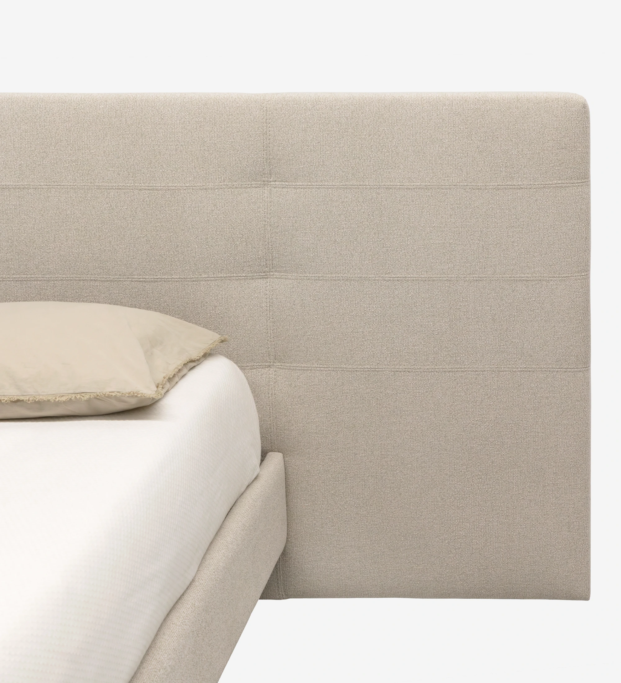 Lit double avec tête de lit à rectangles, recouvert de tissu beige, avec pied de lit suspendu.