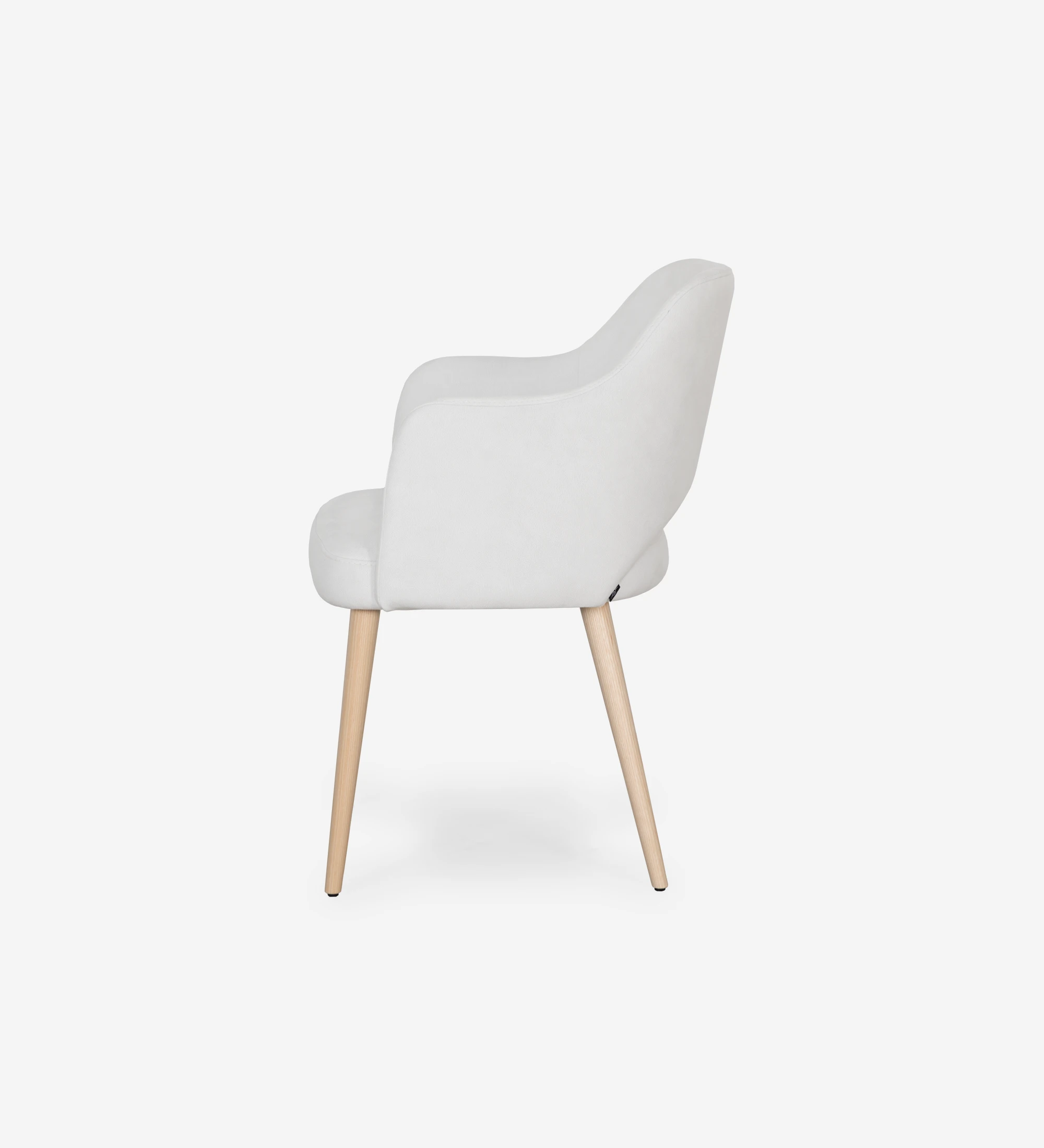 Chair with arms upholstered in pearl fabric, with natural colored wooden legs.