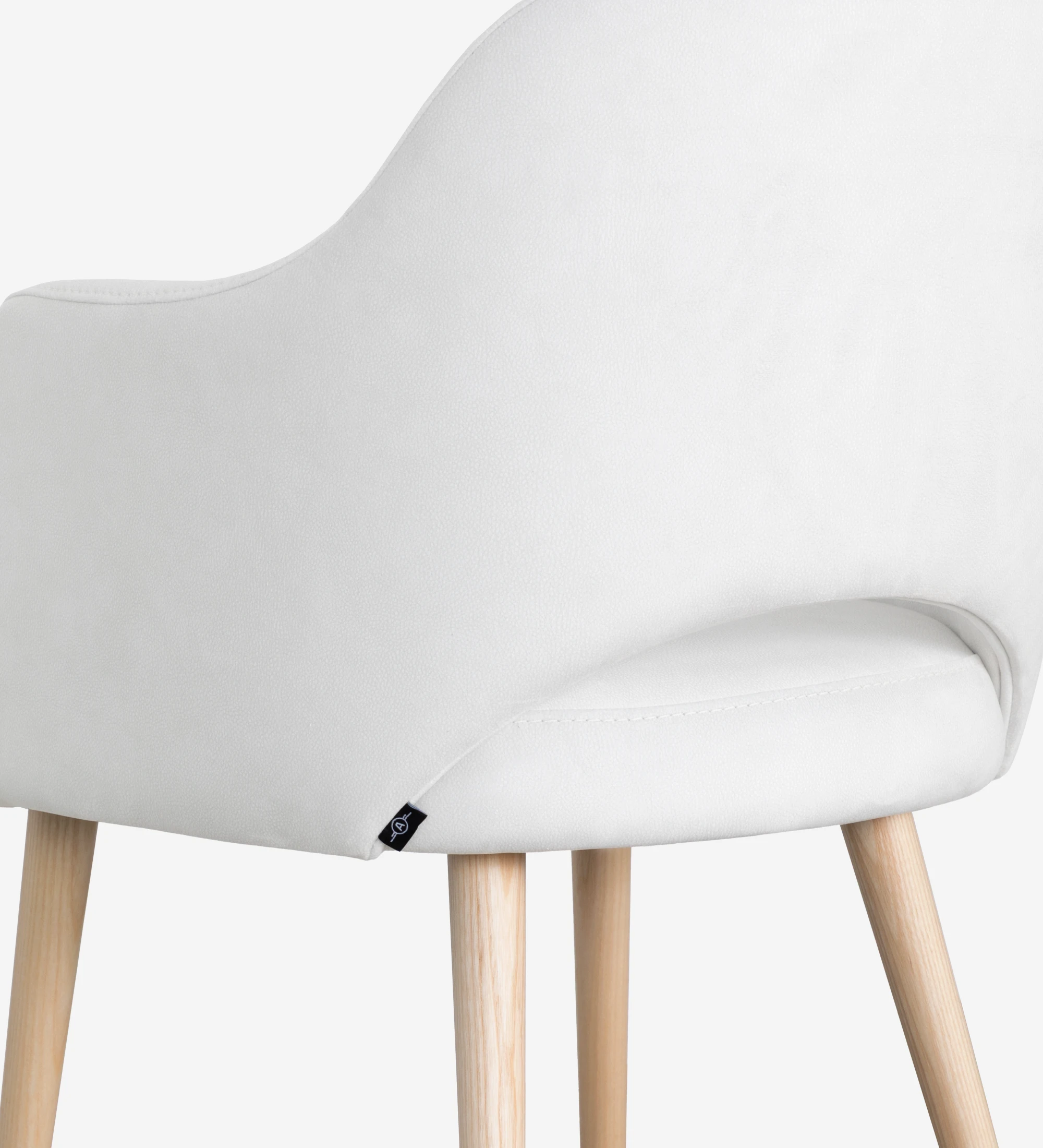 Chair with arms upholstered in pearl fabric, with natural colored wooden legs.