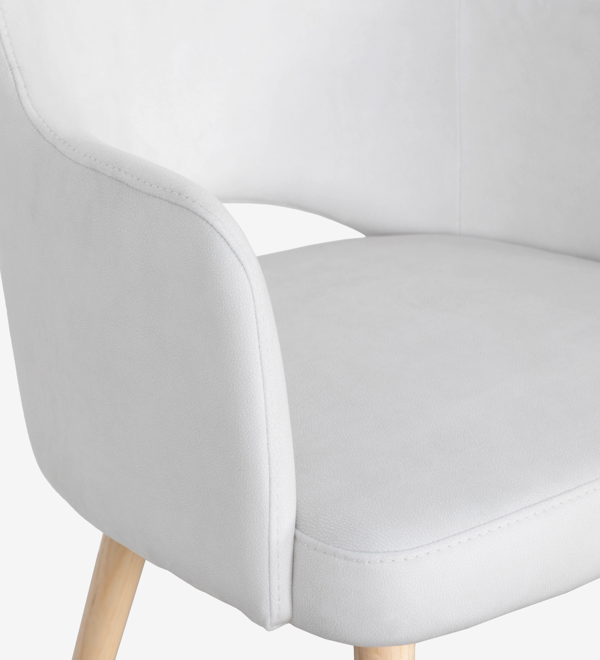 Chair with arms upholstered in pearl fabric, with natural colored wooden legs.