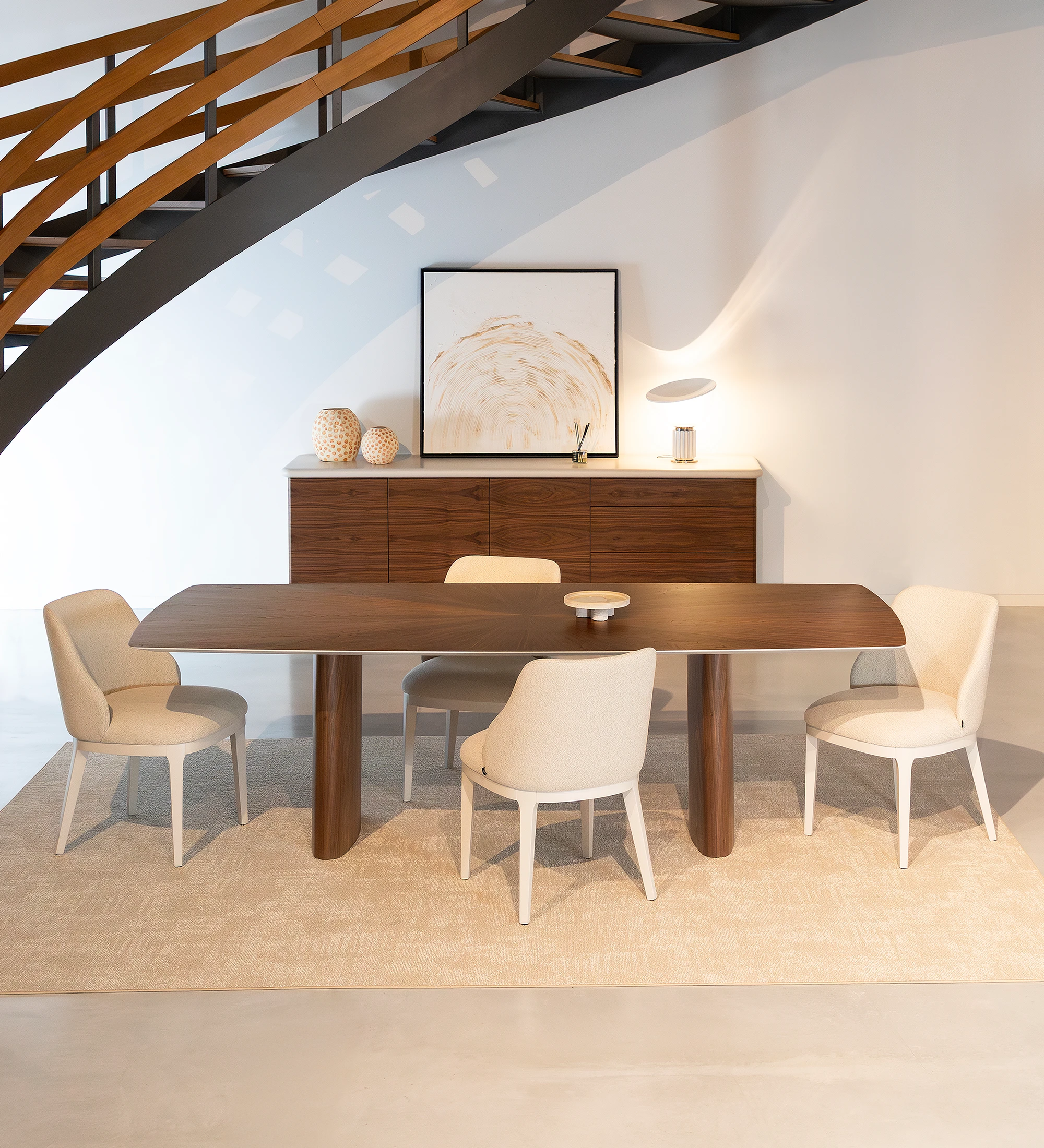 Mesa de jantar Paris retangular 180 x 100 cm, em nogueira natural com pormenor do tampo em pérola.
