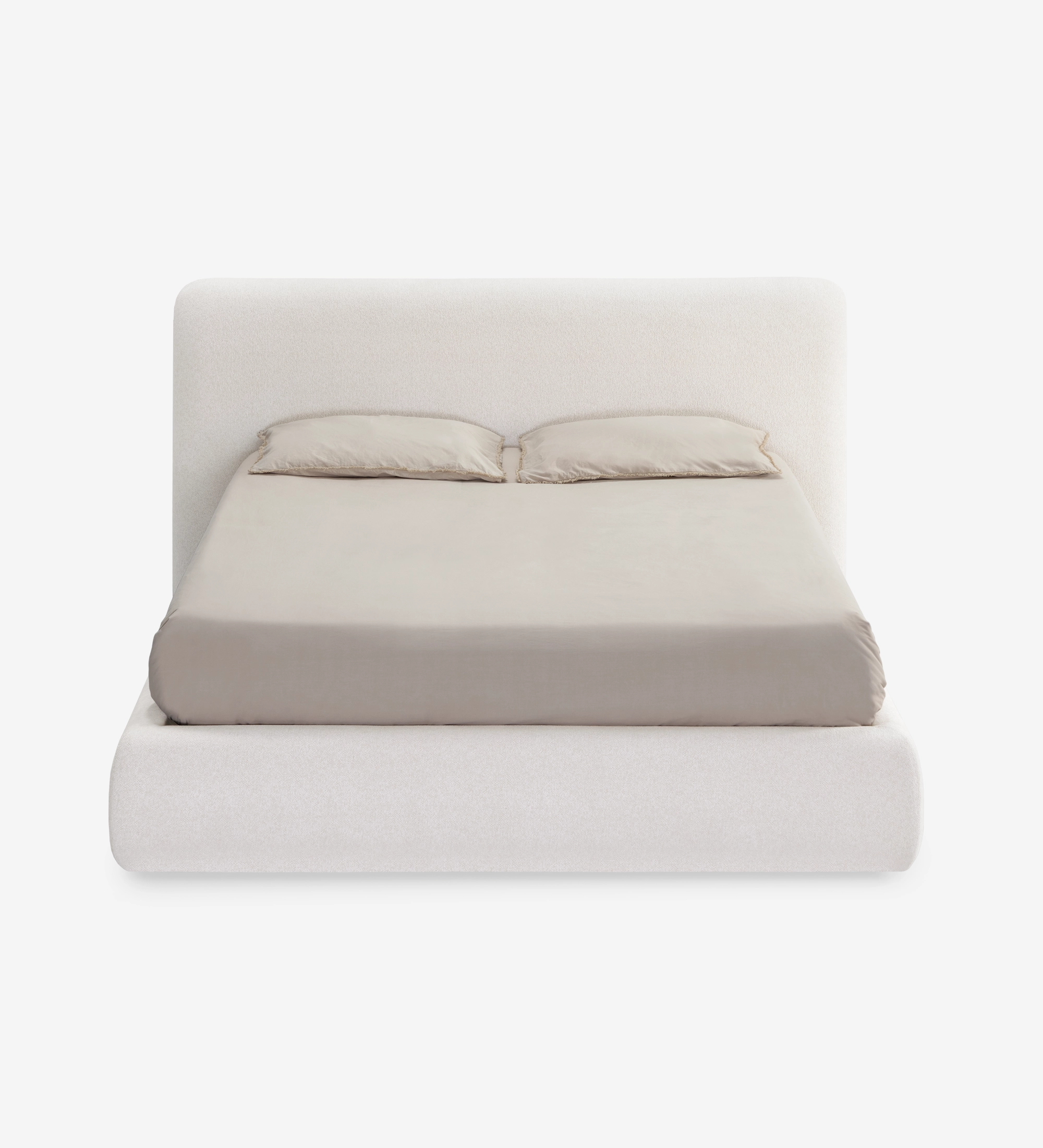 Cama doble Paris tapizada en crema con cabecero curvo, colchón y dos almohadas