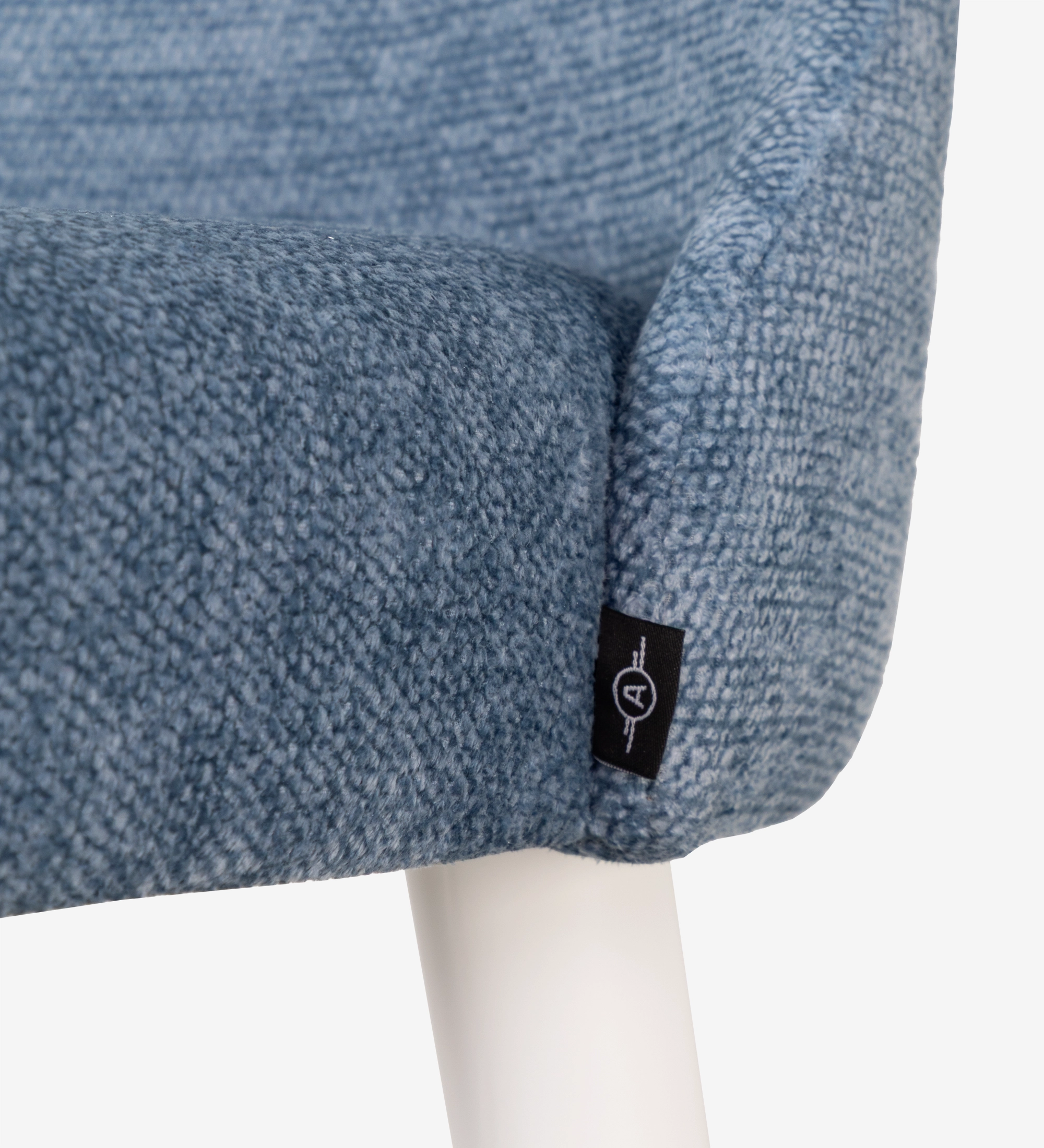 Taburete Oslo tapizado en tela azul, pies lacados perla.