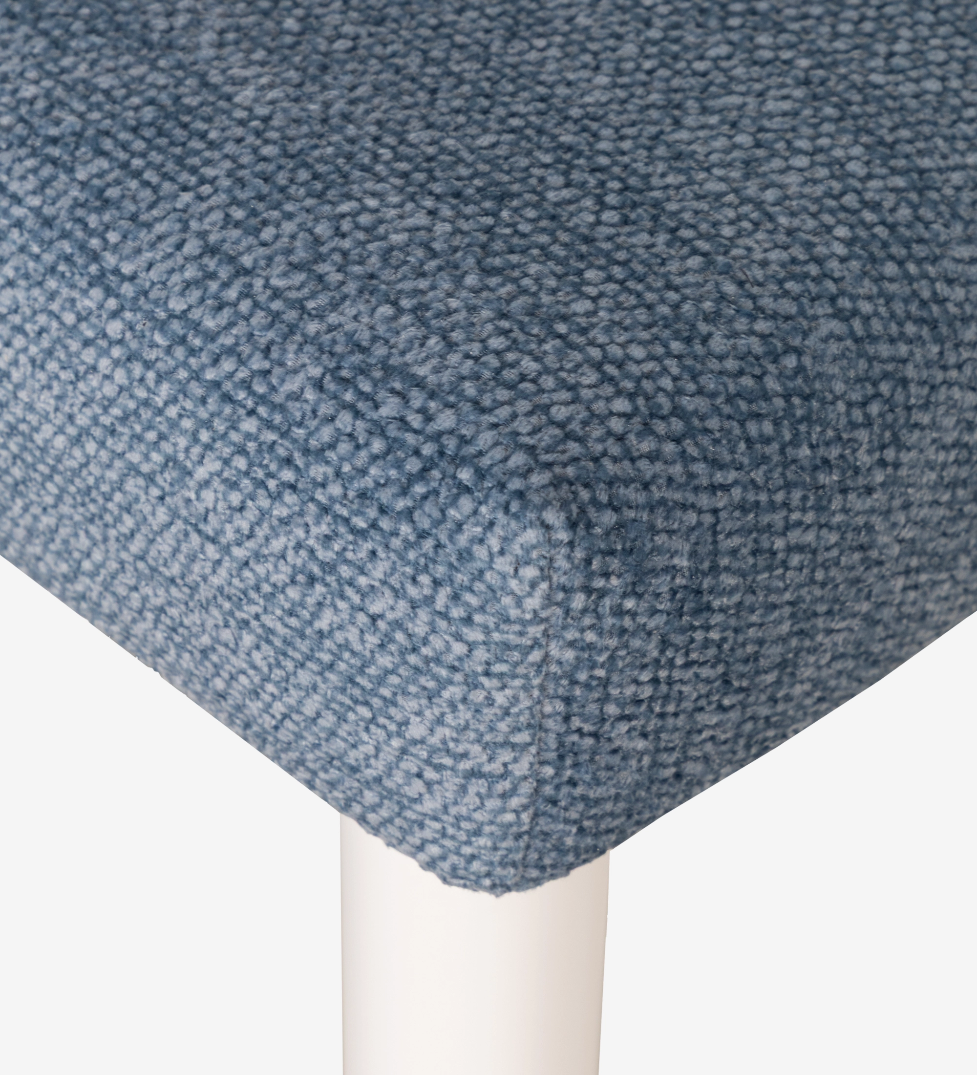 Taburete Oslo tapizado en tela azul, pies lacados perla.