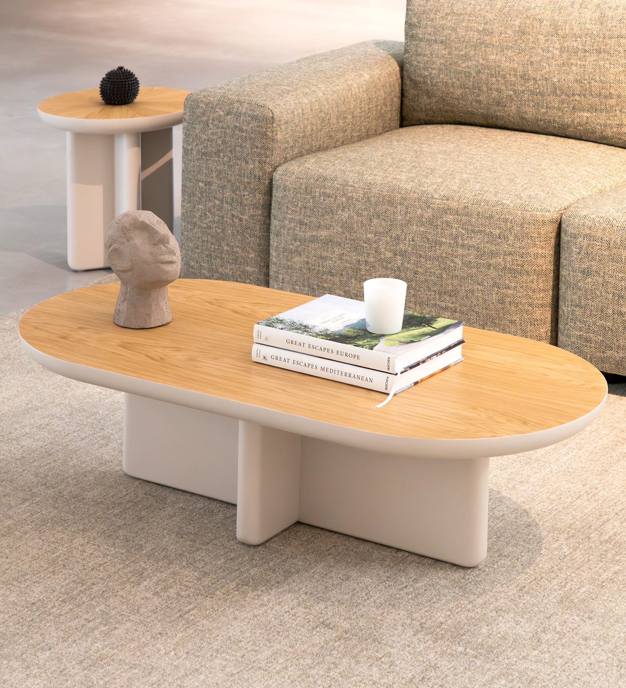 Table basse Mónaco rectangulaire, plateau en chêne naturel, piètement laqué perle, 120 x 60 cm.