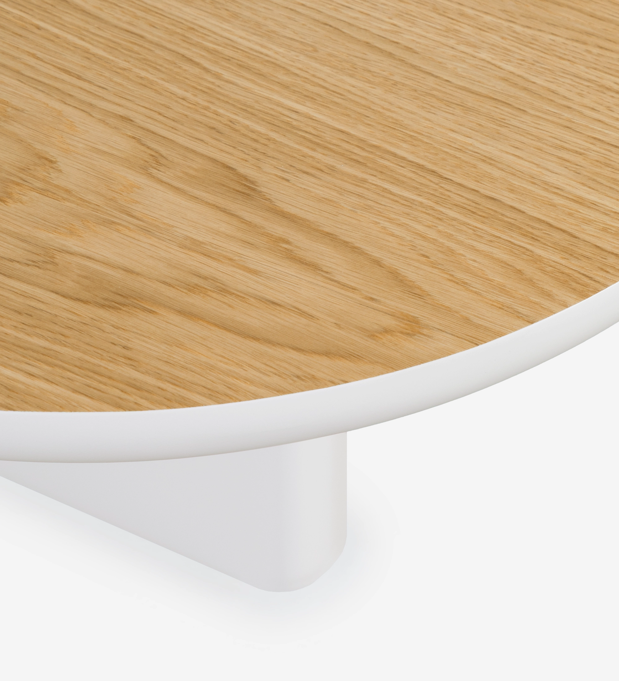 Table basse Mónaco rectangulaire, plateau en chêne naturel, piètement laqué perle, 120 x 60 cm.