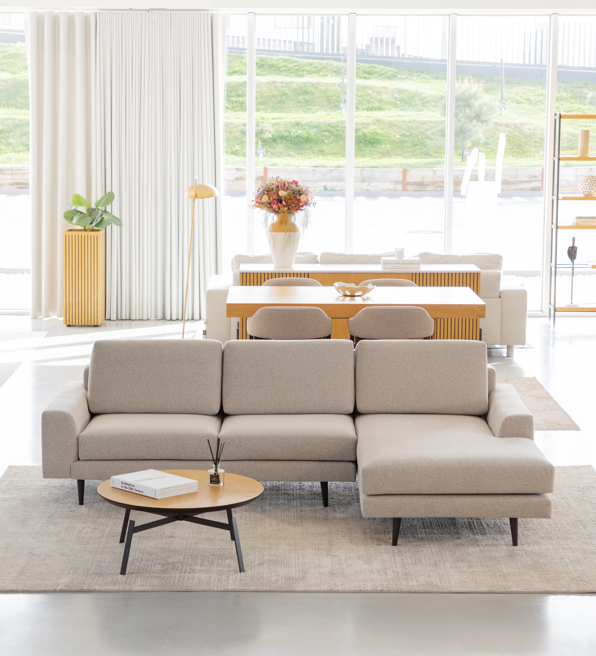 Canapé Oslo 2 places et chaise longue gauche, recouvert en tissu toffee, pieds laqués marron foncé, 262 cm.