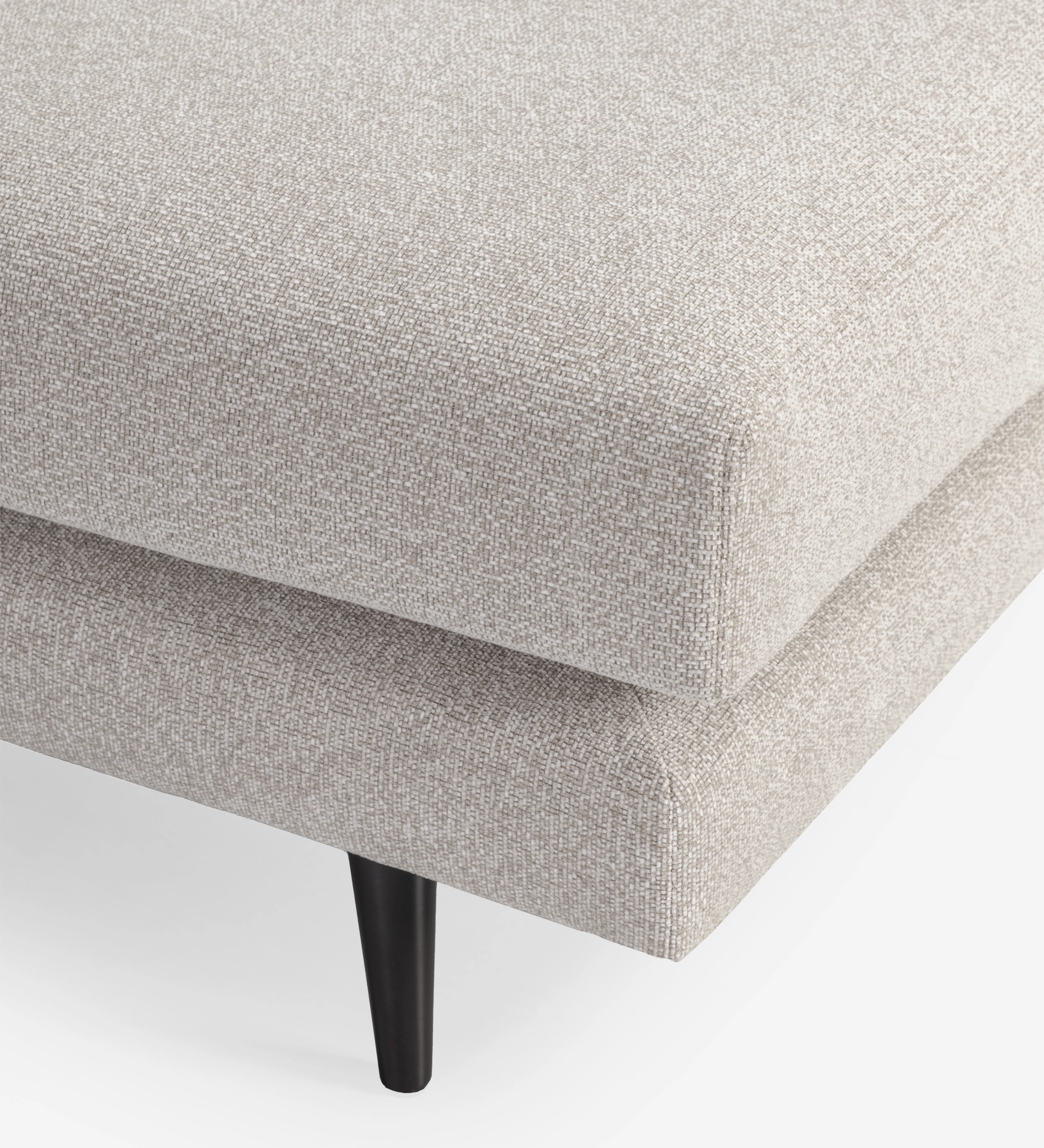 Canapé Oslo 2 places et chaise longue gauche, recouvert en tissu toffee, pieds laqués marron foncé, 262 cm.
