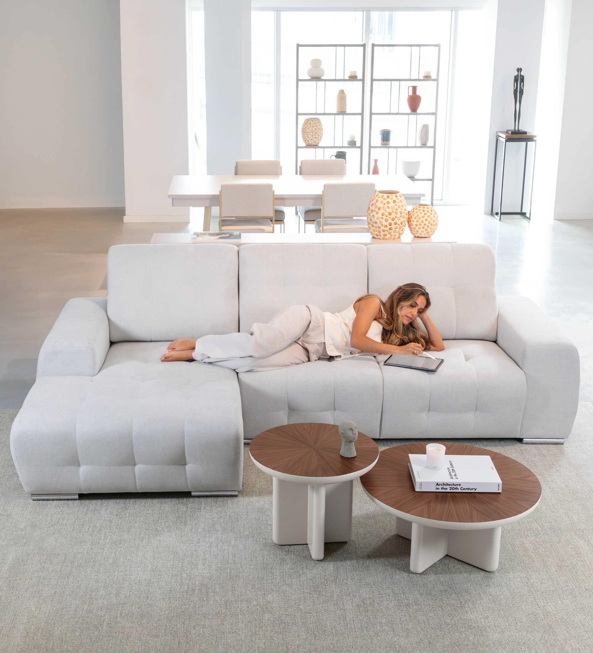 Sofá Madrid 2 lugares e chaise longue esquerda, estofado a tecido cinzento, 287 cm.