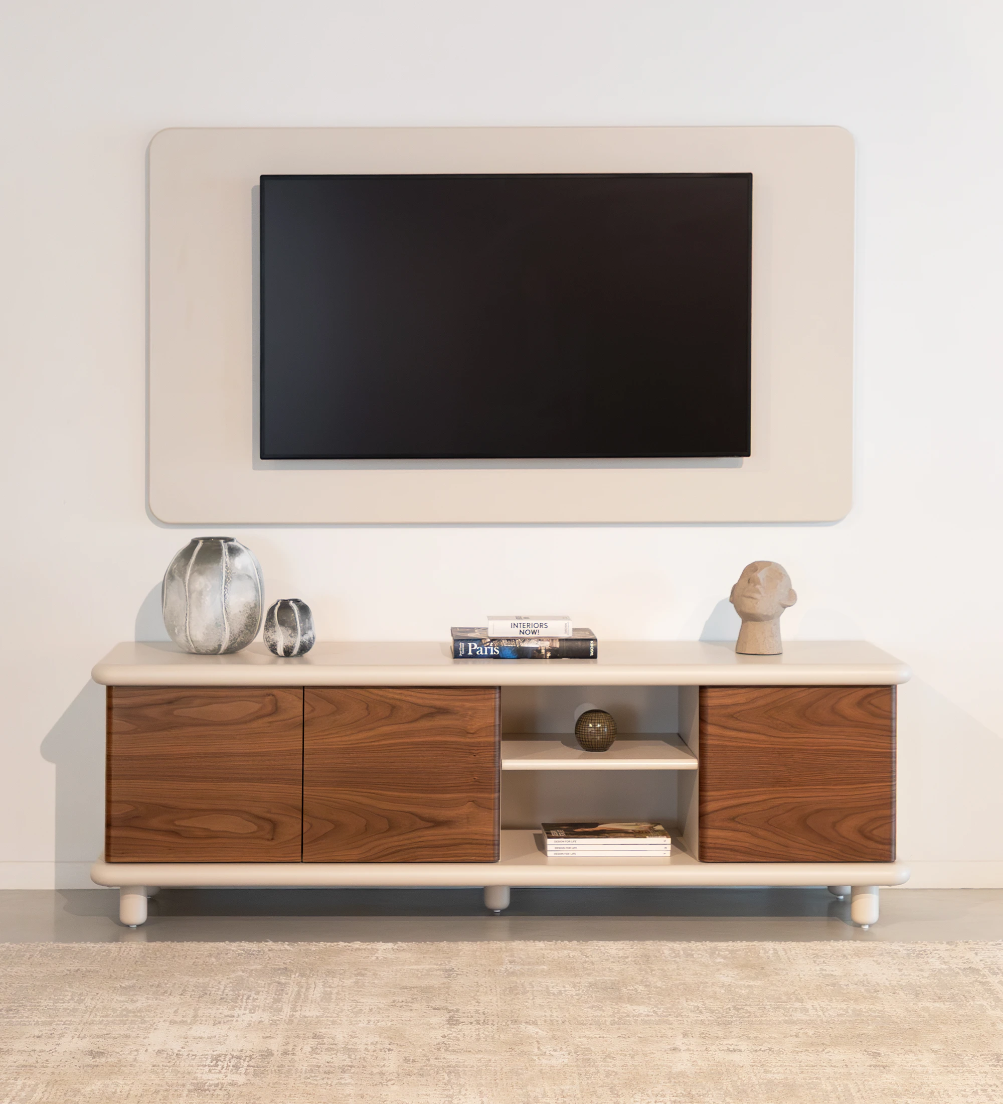 Panneau TV suspendu en laque nacrée, 100 x 180cm.