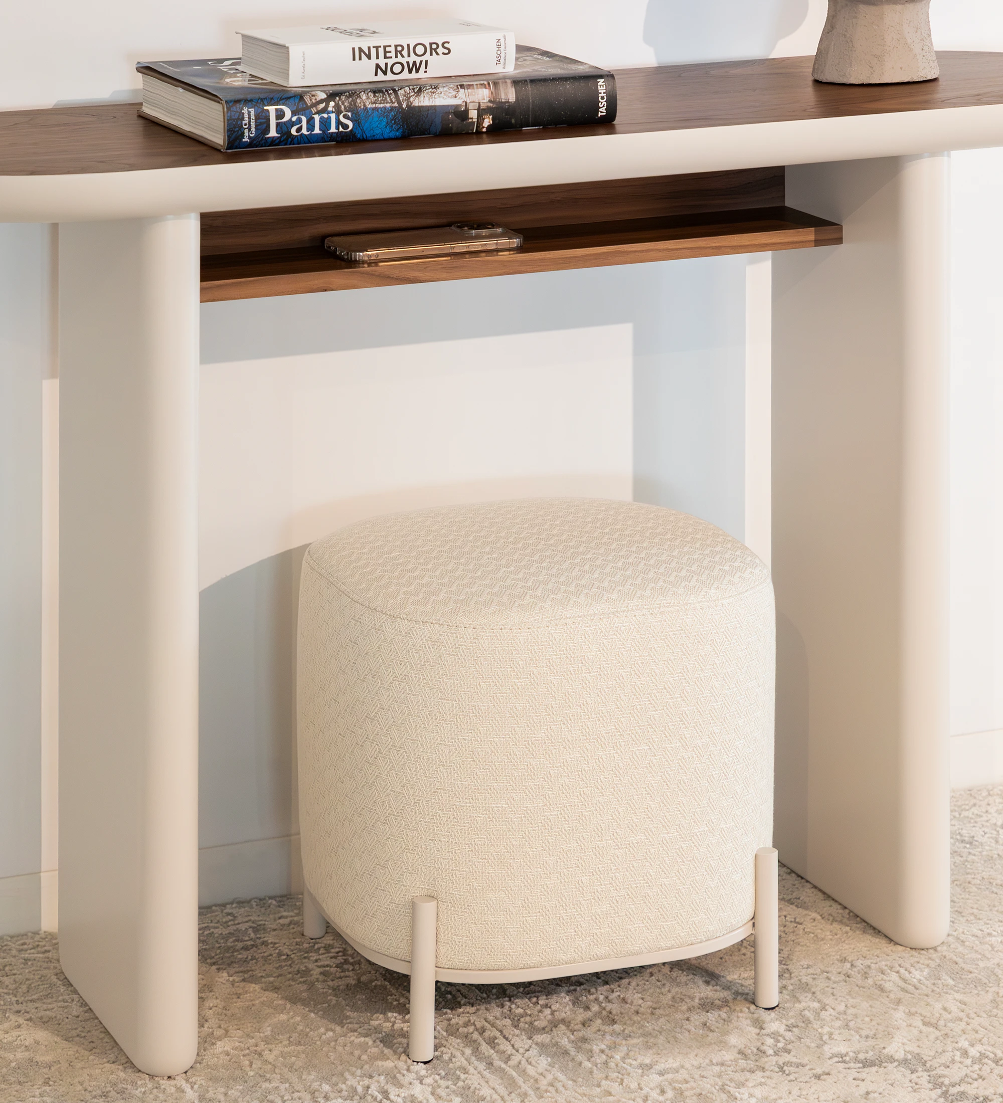 Cannes square puff, upholstered in beige fabric, pearl lacquered metallic feet, 38 x 38 cm.