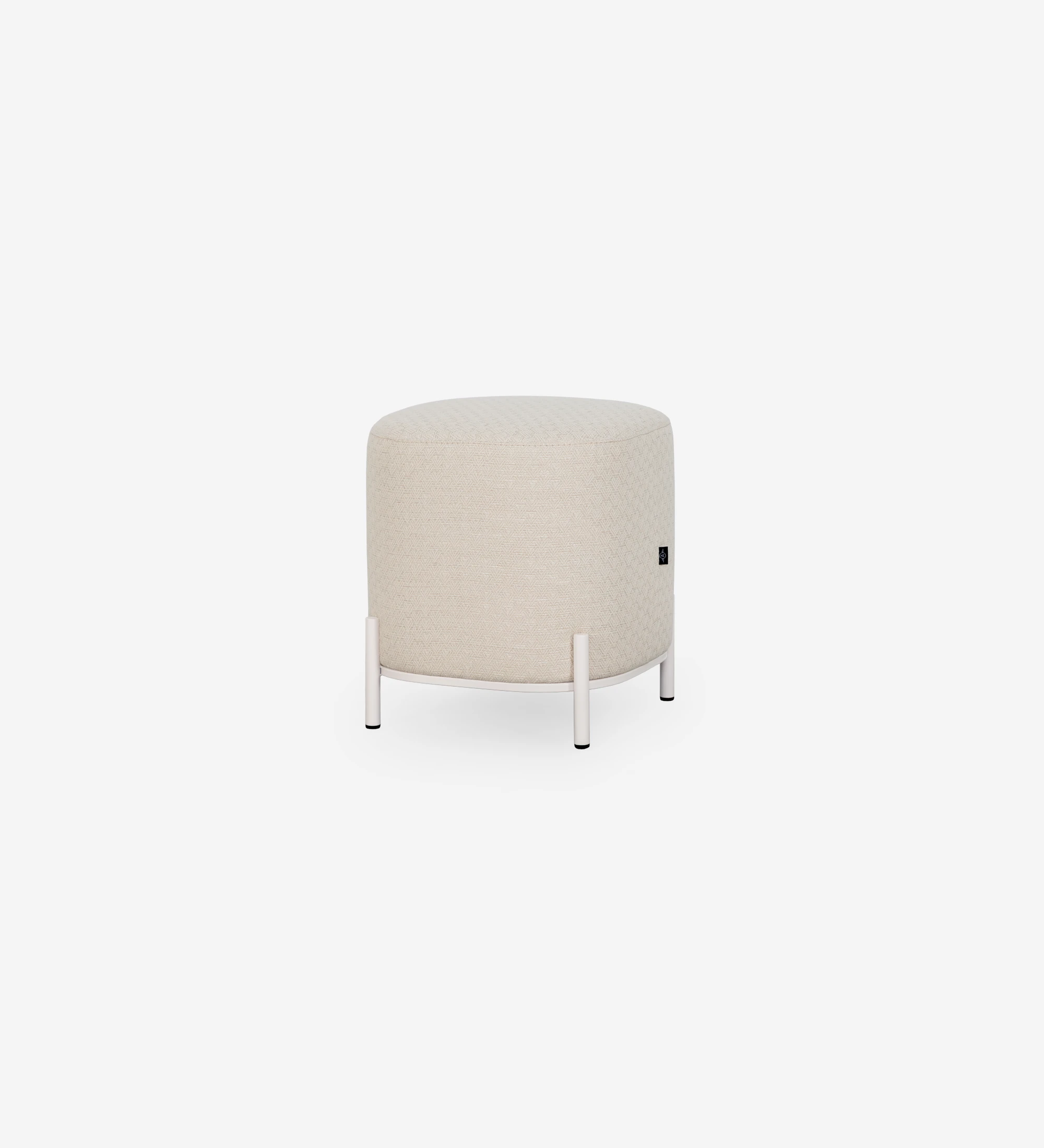Cannes square puff, upholstered in beige fabric, pearl lacquered metallic feet, 38 x 38 cm.