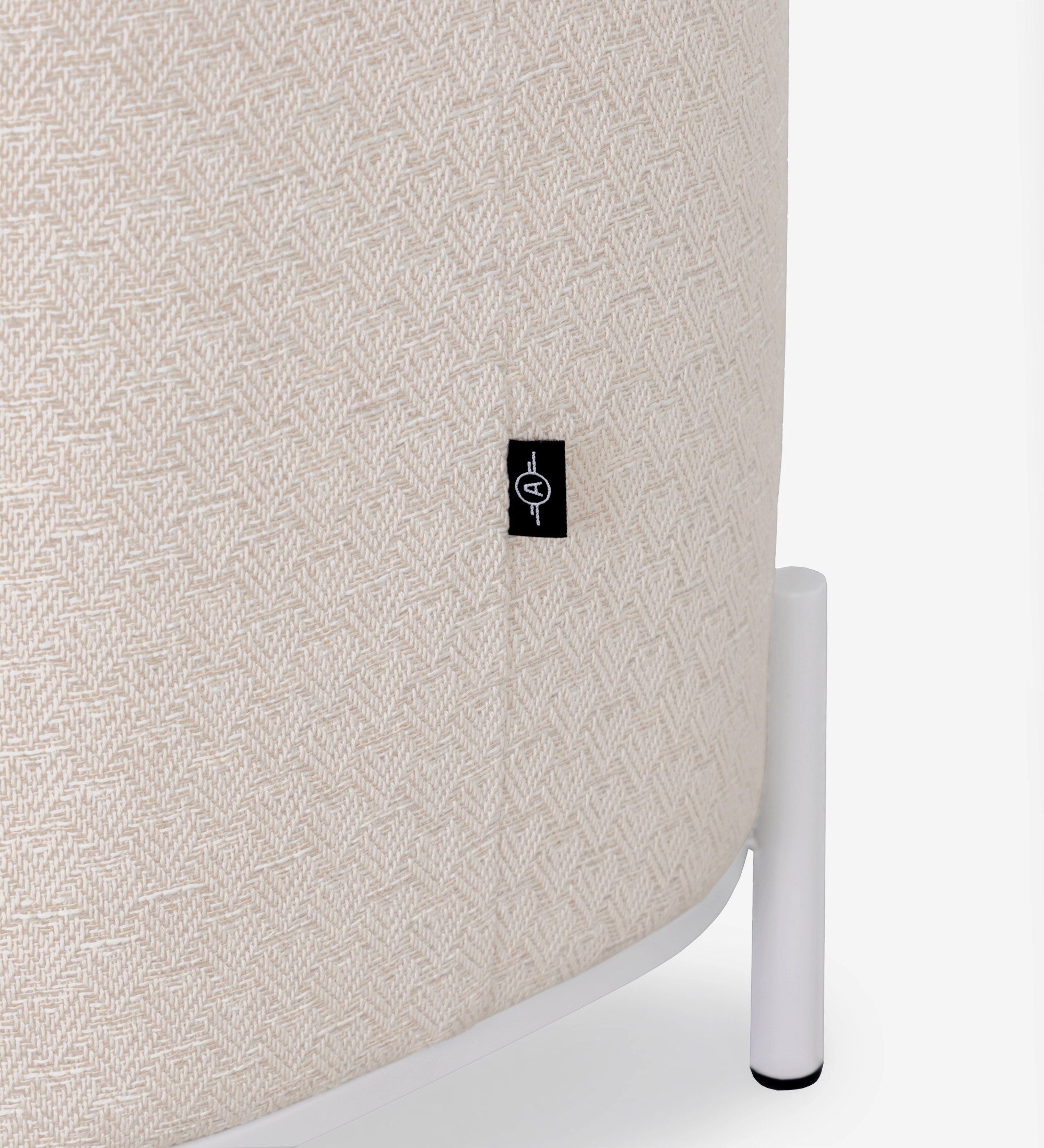 Cannes square puff, upholstered in beige fabric, pearl lacquered metallic feet, 38 x 38 cm.