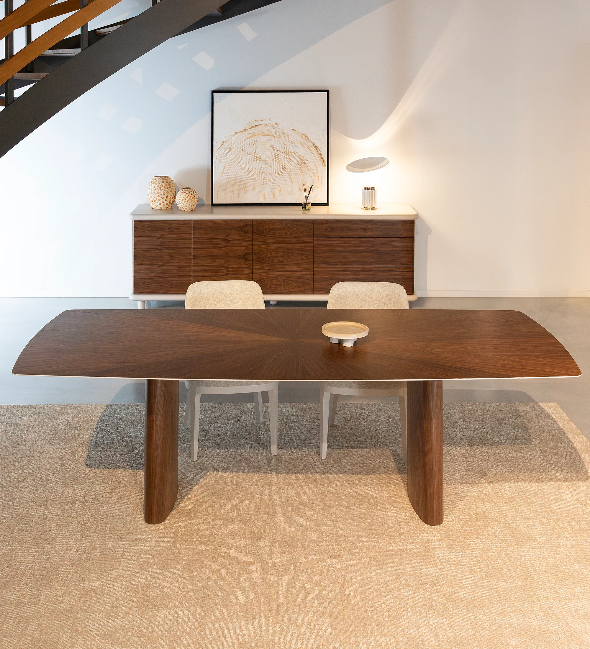 Mesa de jantar Paris retangular 180 x 100 cm, em nogueira natural com pormenor do tampo em pérola.