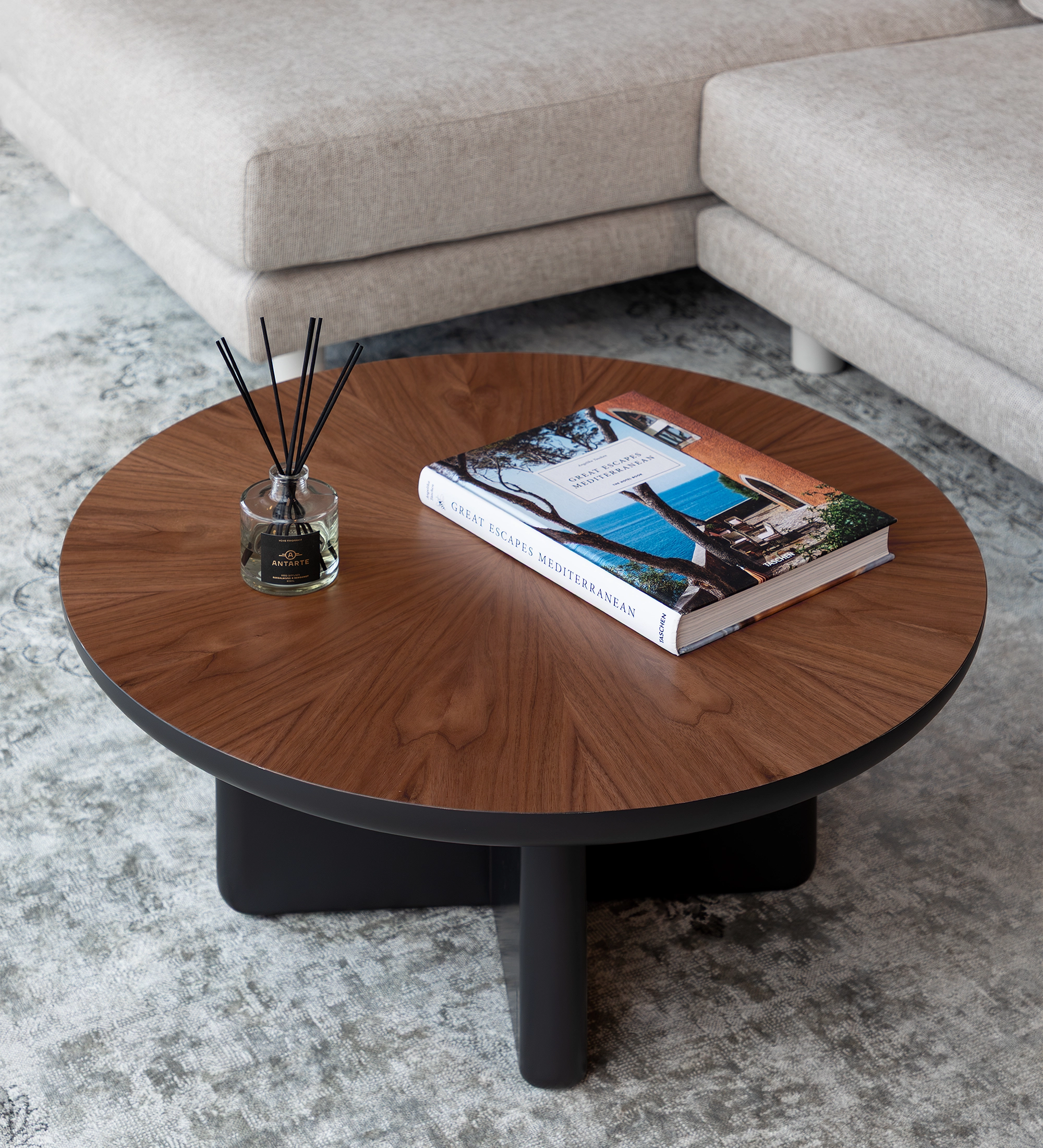 Mesa de centro Mónaco lacada a negro com tampo folheado a nogueira natural, Ø 75 cm.