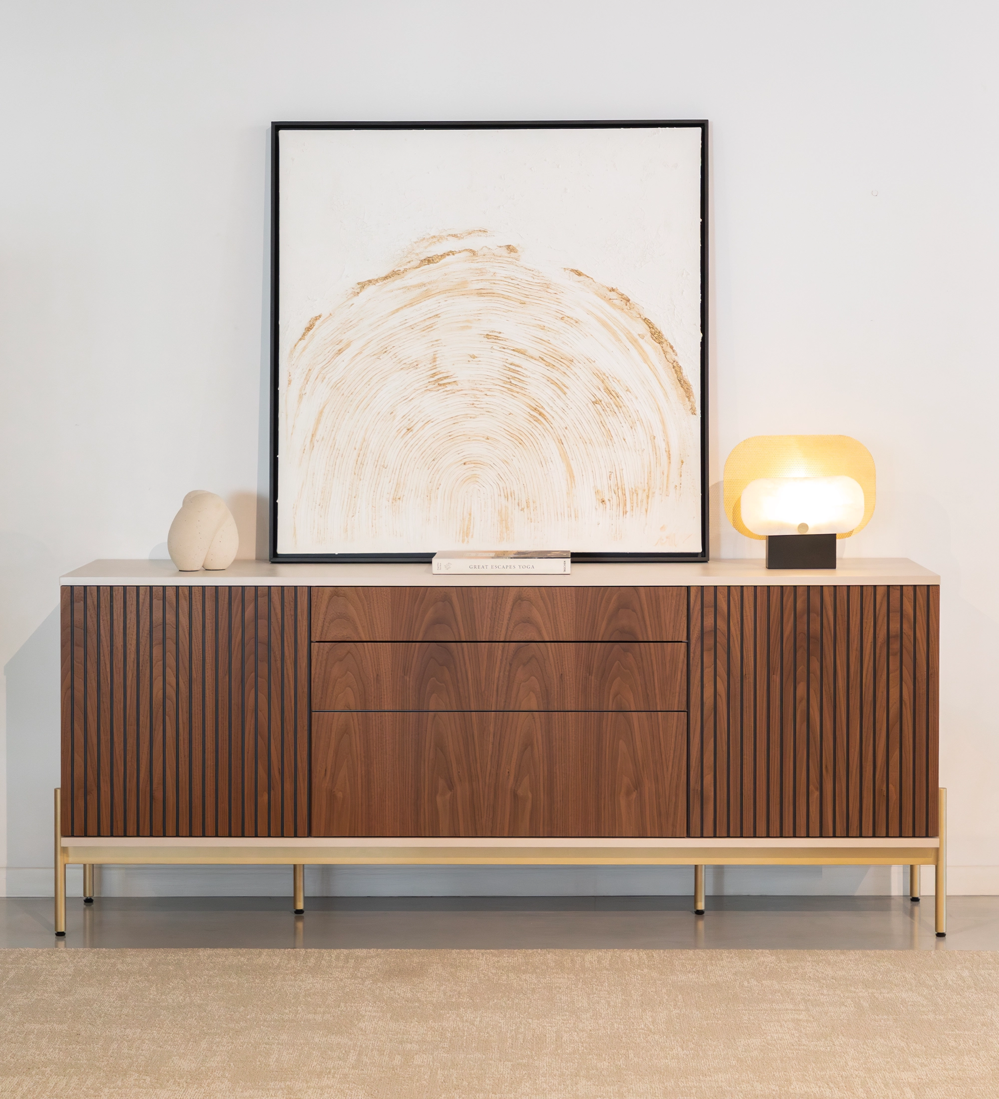 Sideboard with 2 friezes doors, 1 hinged door and two natural walnut drawers, pearl structure and gold lacquered metal feet with levelers.