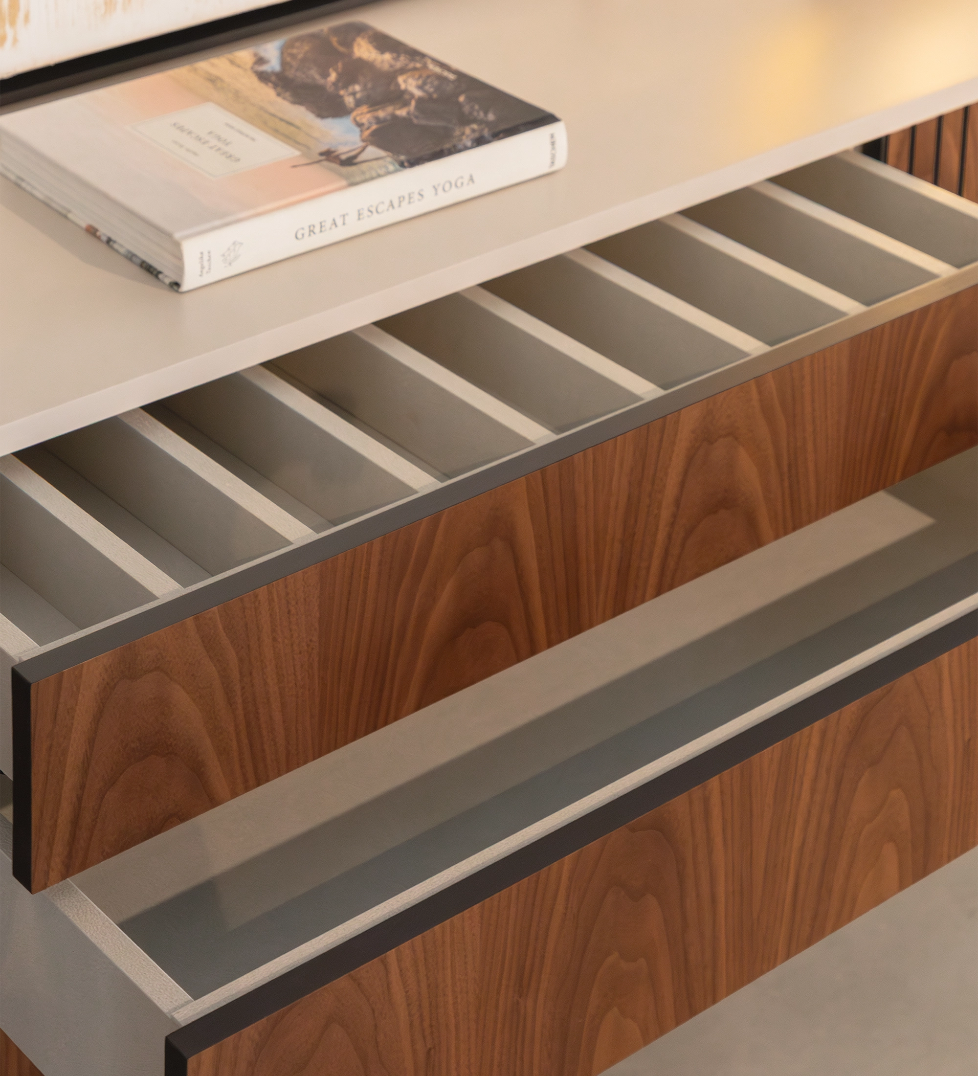 Sideboard with 2 friezes doors, 1 hinged door and two natural walnut drawers, pearl structure and gold lacquered metal feet with levelers.