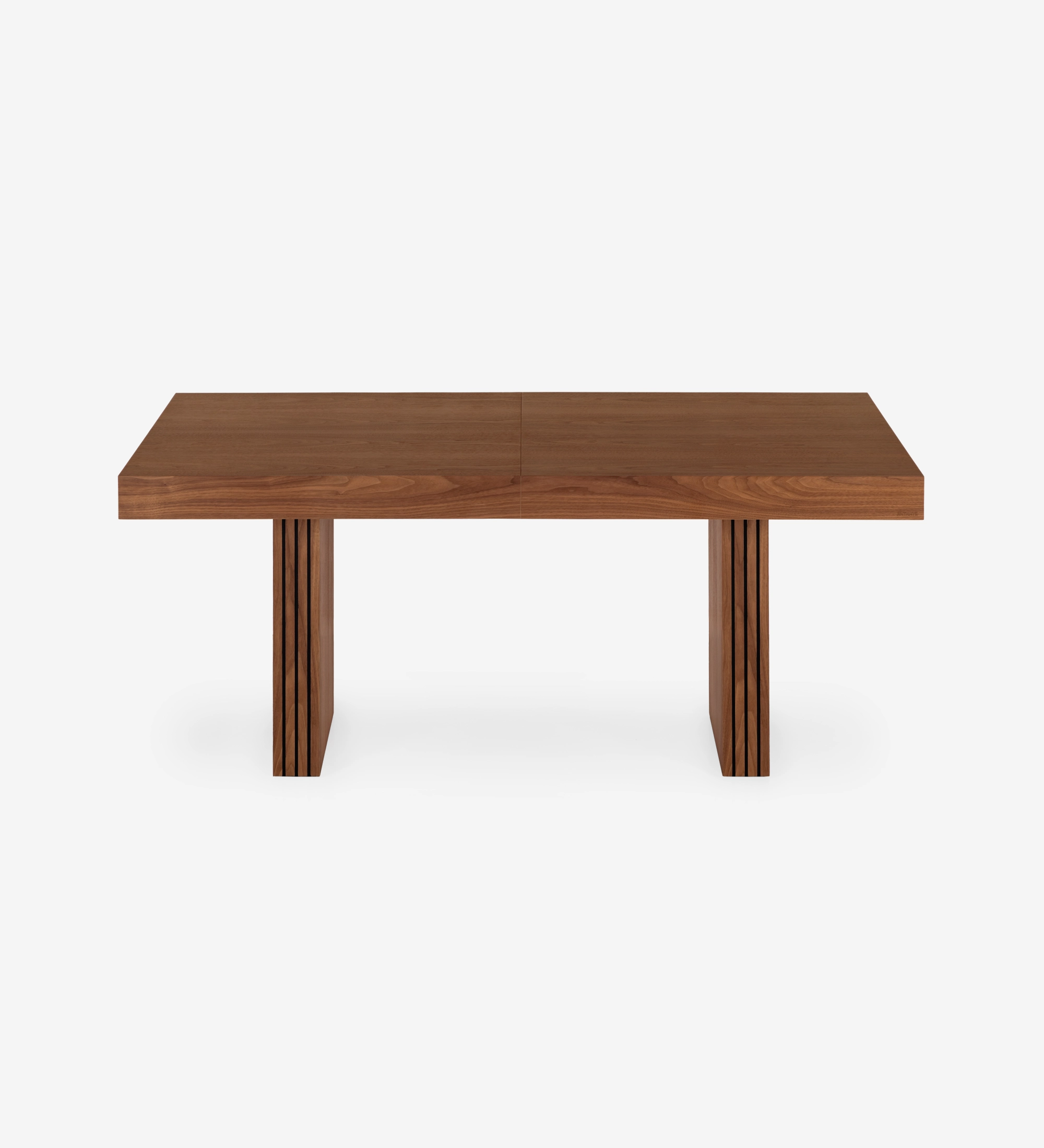 Table de salle à manger rectangulaire à rallonge en noyer naturel, pieds avec frises.