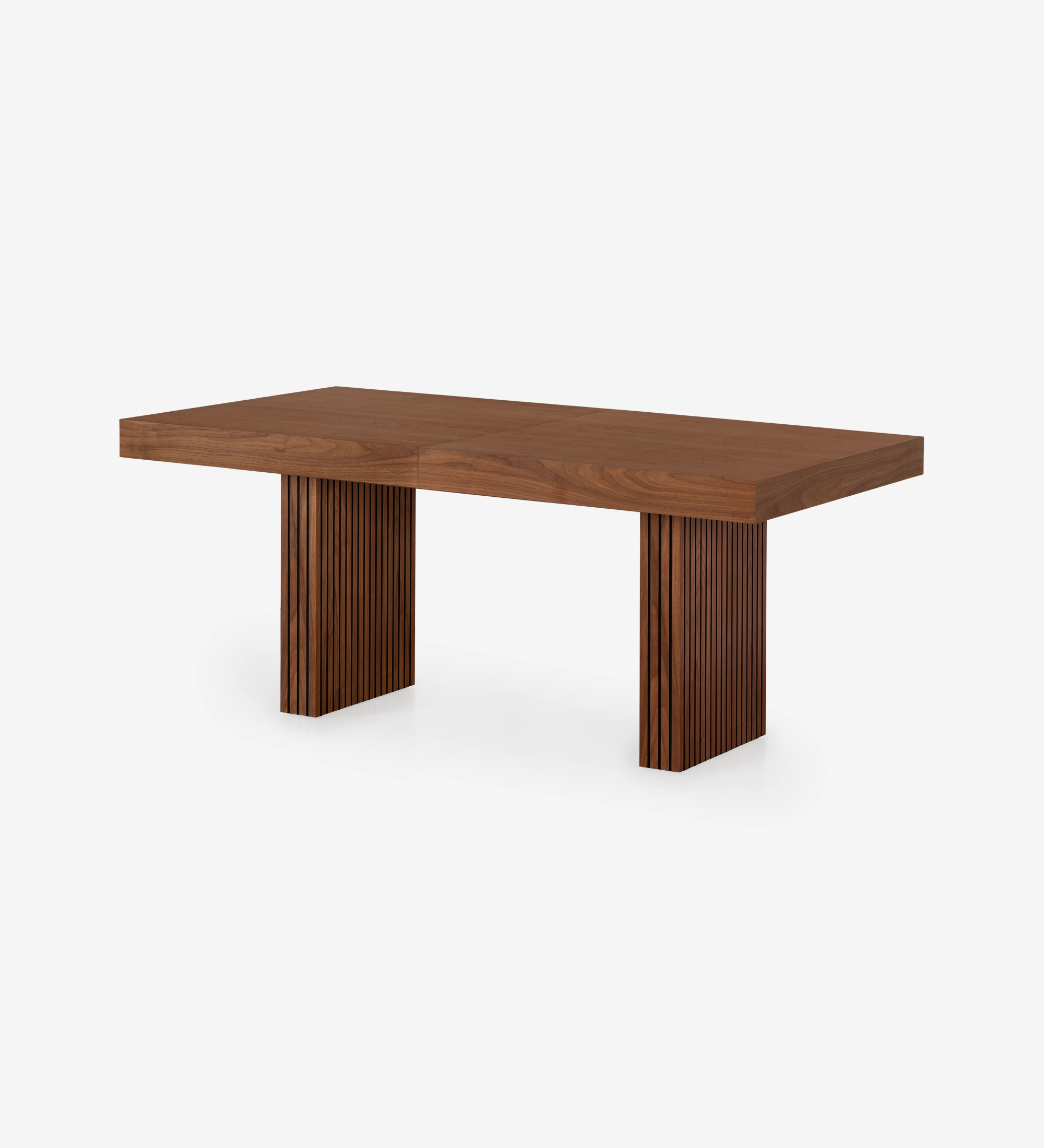 Table de salle à manger rectangulaire à rallonge en noyer naturel, pieds avec frises.