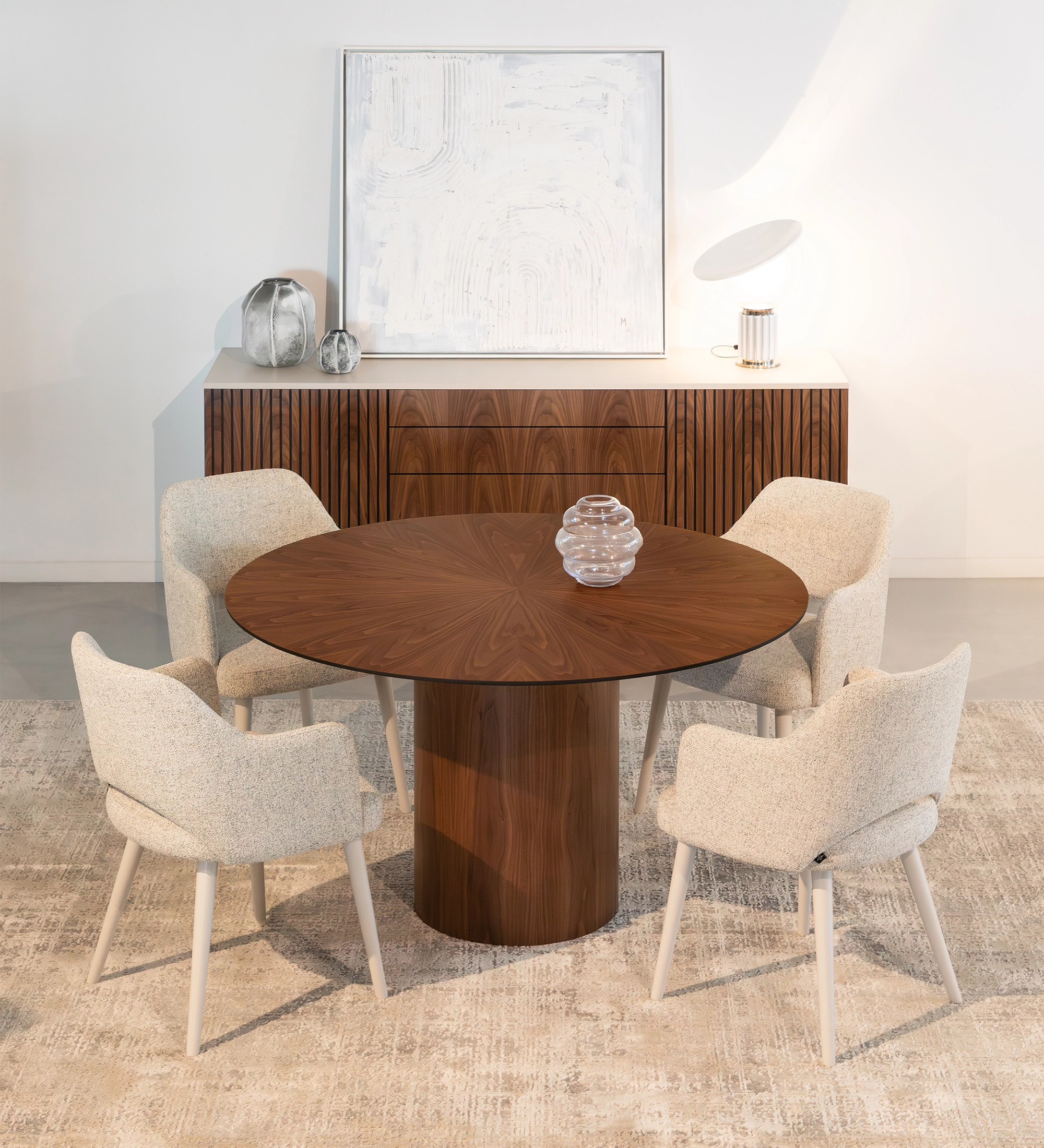 Mesa de jantar Geneve redonda Ø 130 cm, tampo espinhado e pé em nogueira natural, pormenor do tampo lacado a negro.