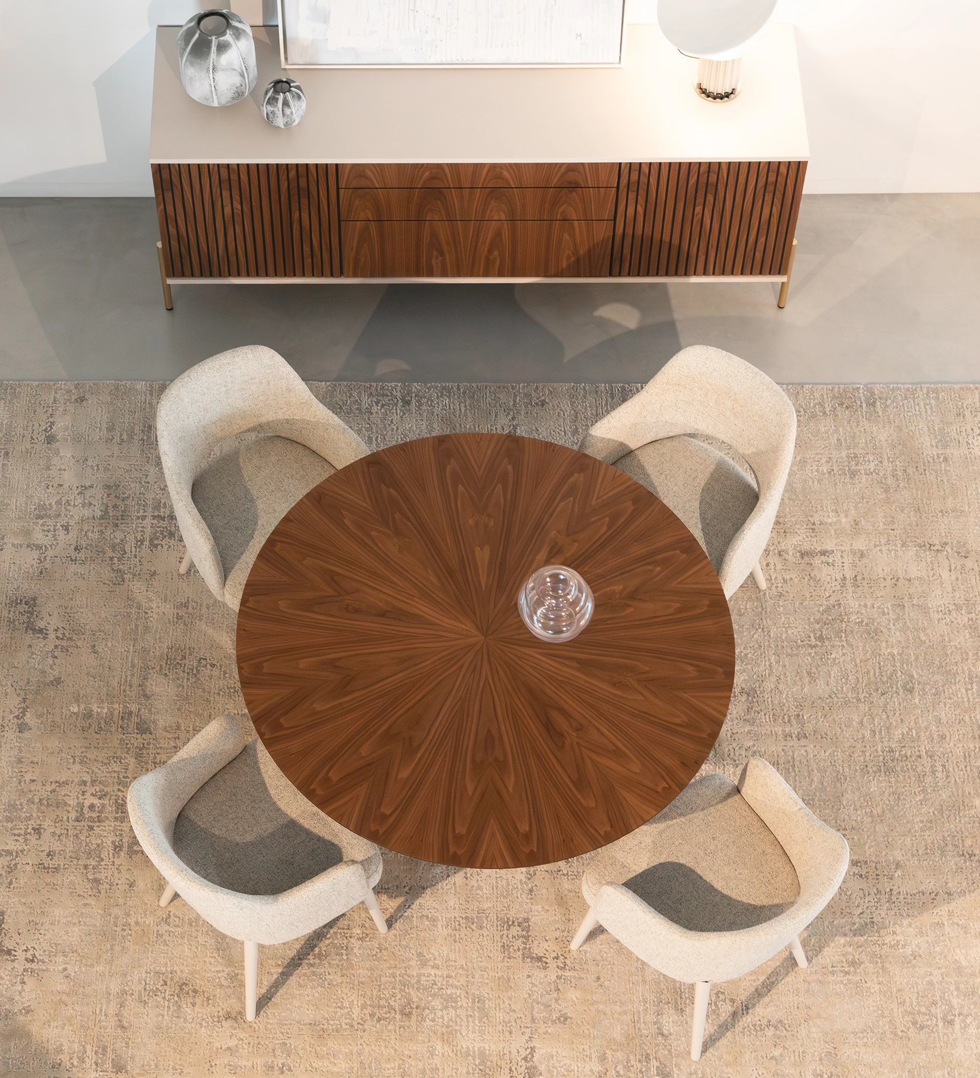 Mesa de jantar Geneve redonda Ø 130 cm, tampo espinhado e pé em nogueira natural, pormenor do tampo lacado a negro.