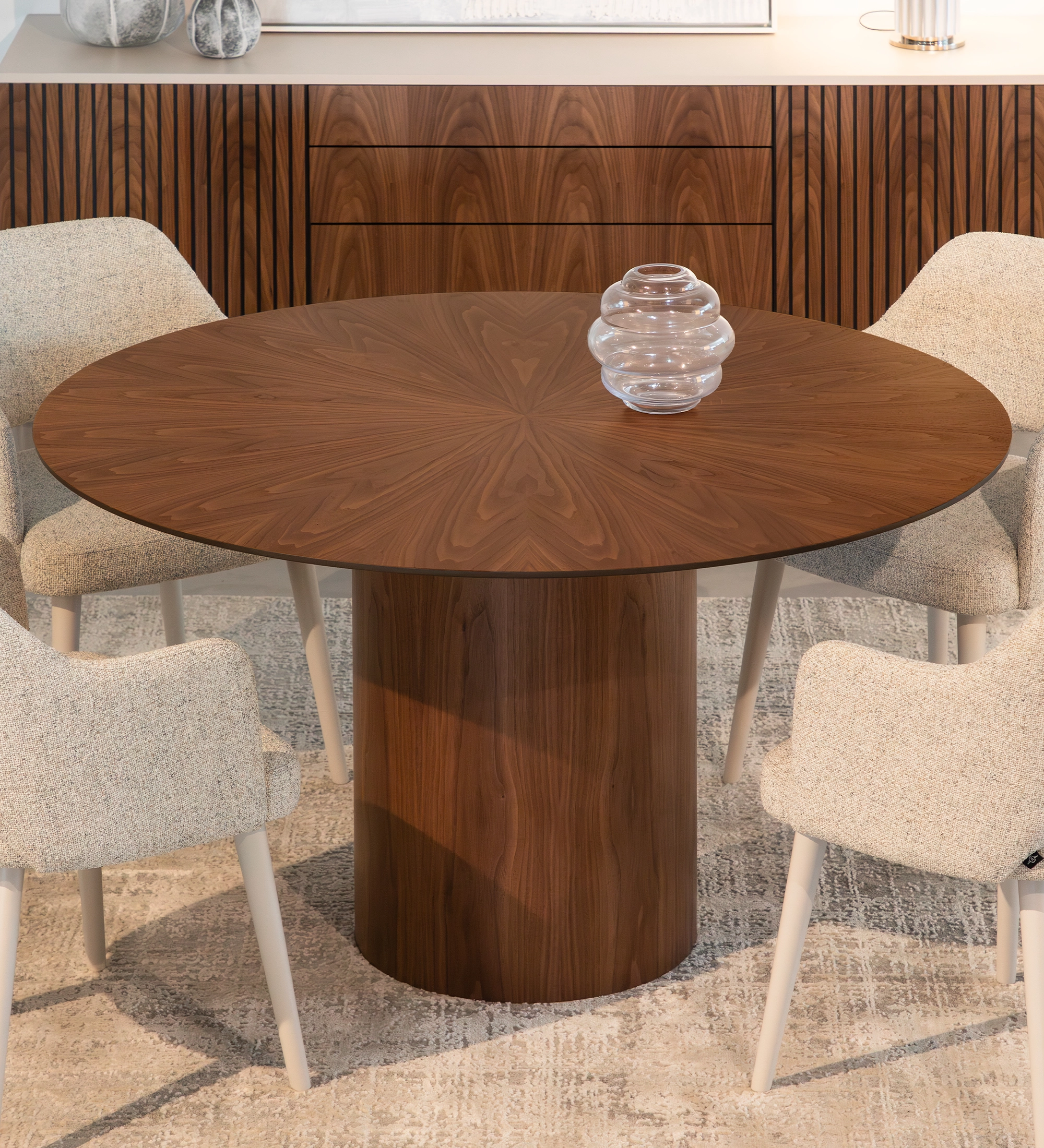 Mesa de jantar Geneve redonda Ø 130 cm, tampo espinhado e pé em nogueira natural, pormenor do tampo lacado a negro.