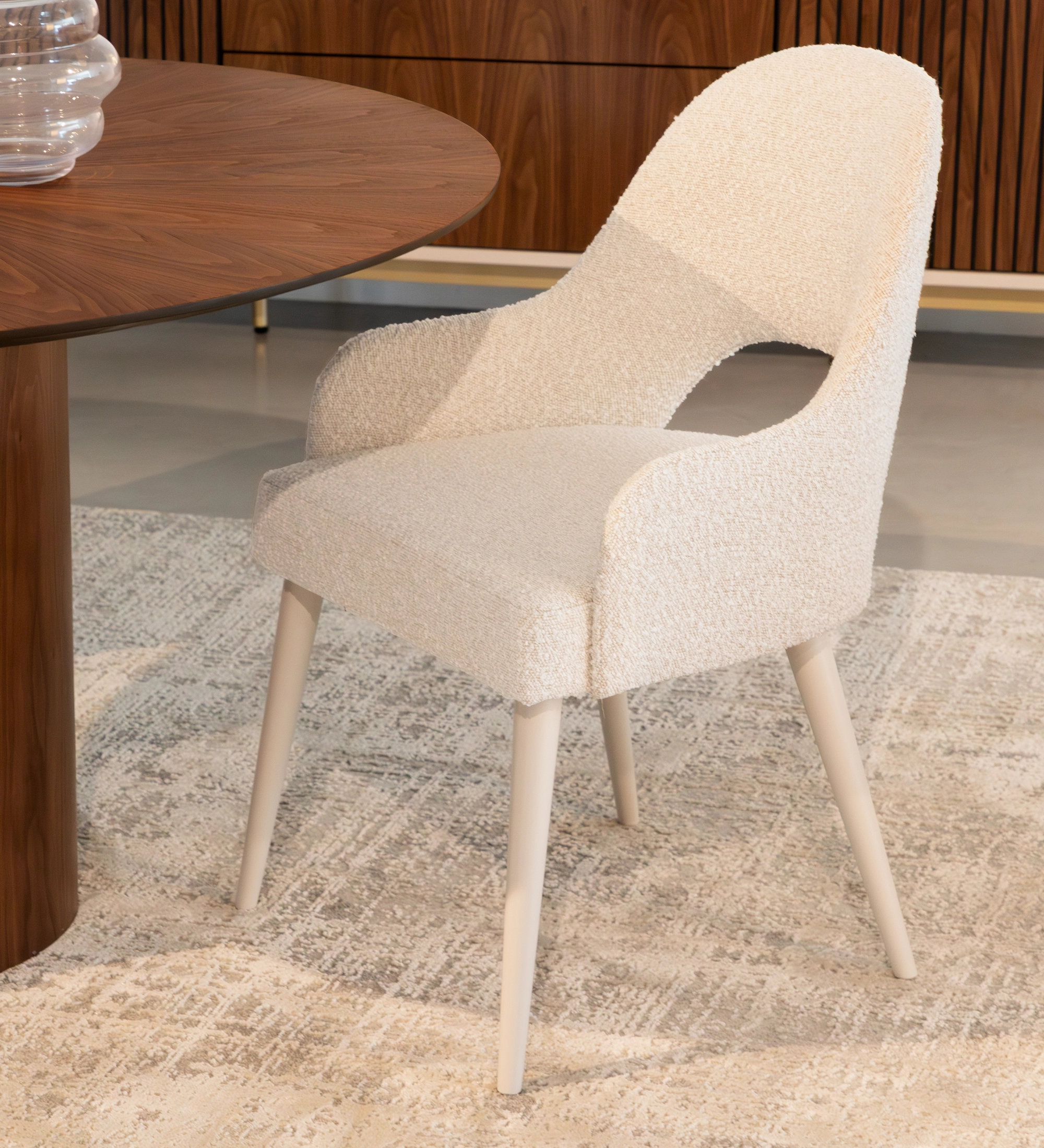 Chaise avec accoudoirs tapissés de tissu perle, avec pieds en laque perle. 