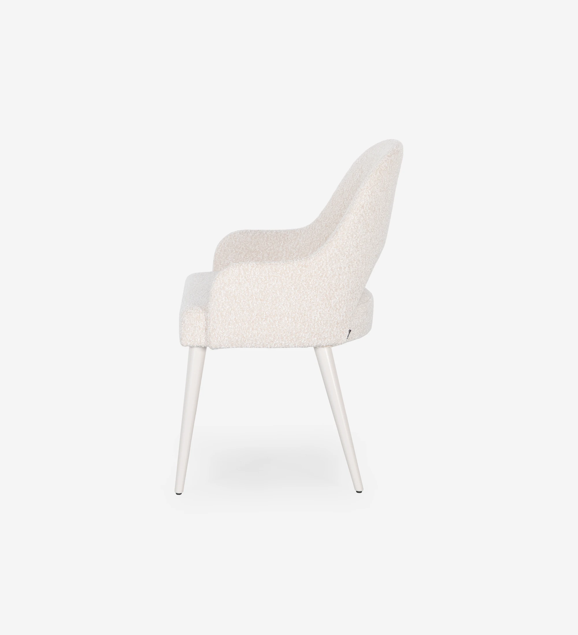 Chaise avec accoudoirs tapissés de tissu perle, avec pieds en laque perle. 