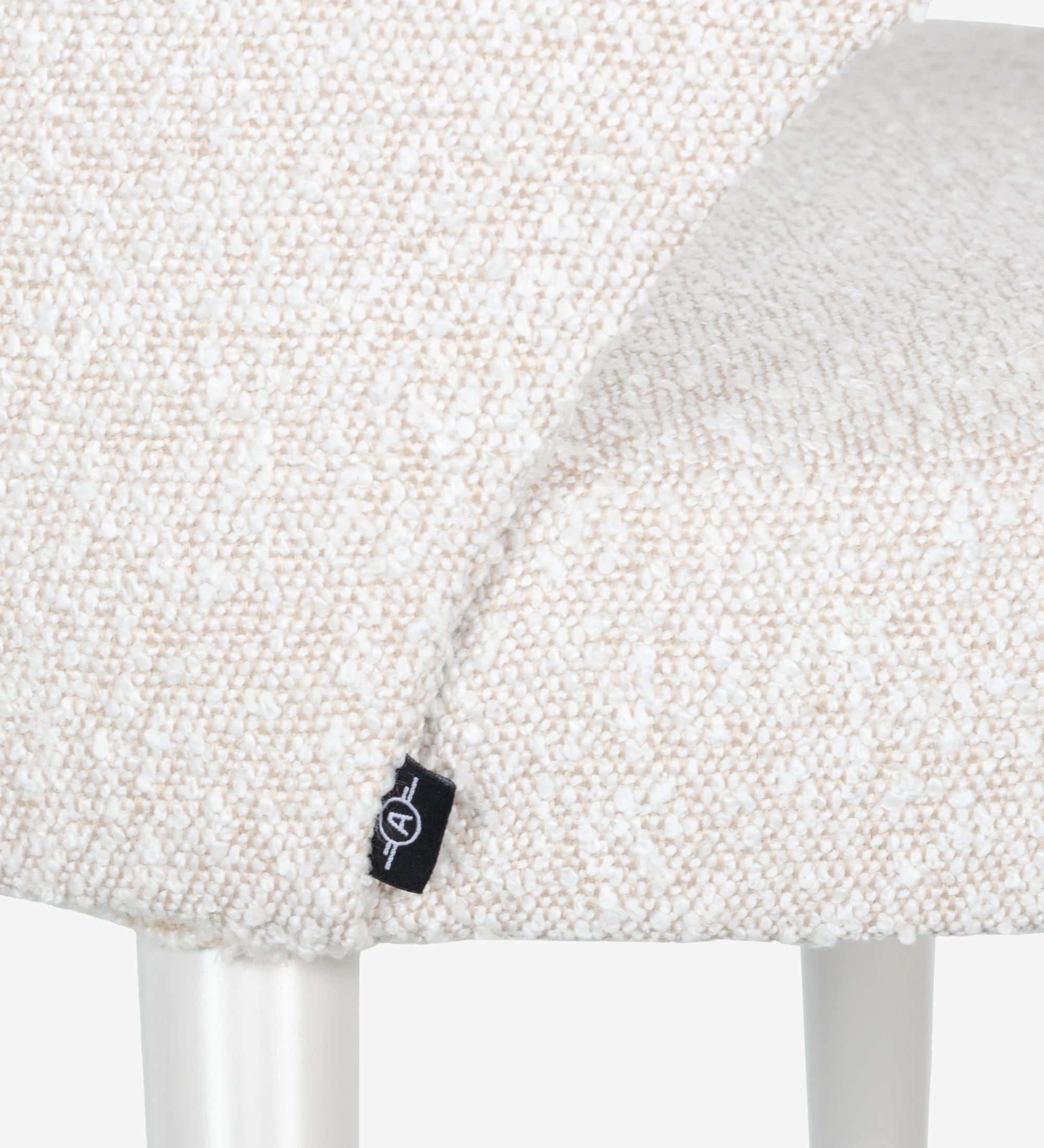 Chaise avec accoudoirs tapissés de tissu perle, avec pieds en laque perle. 