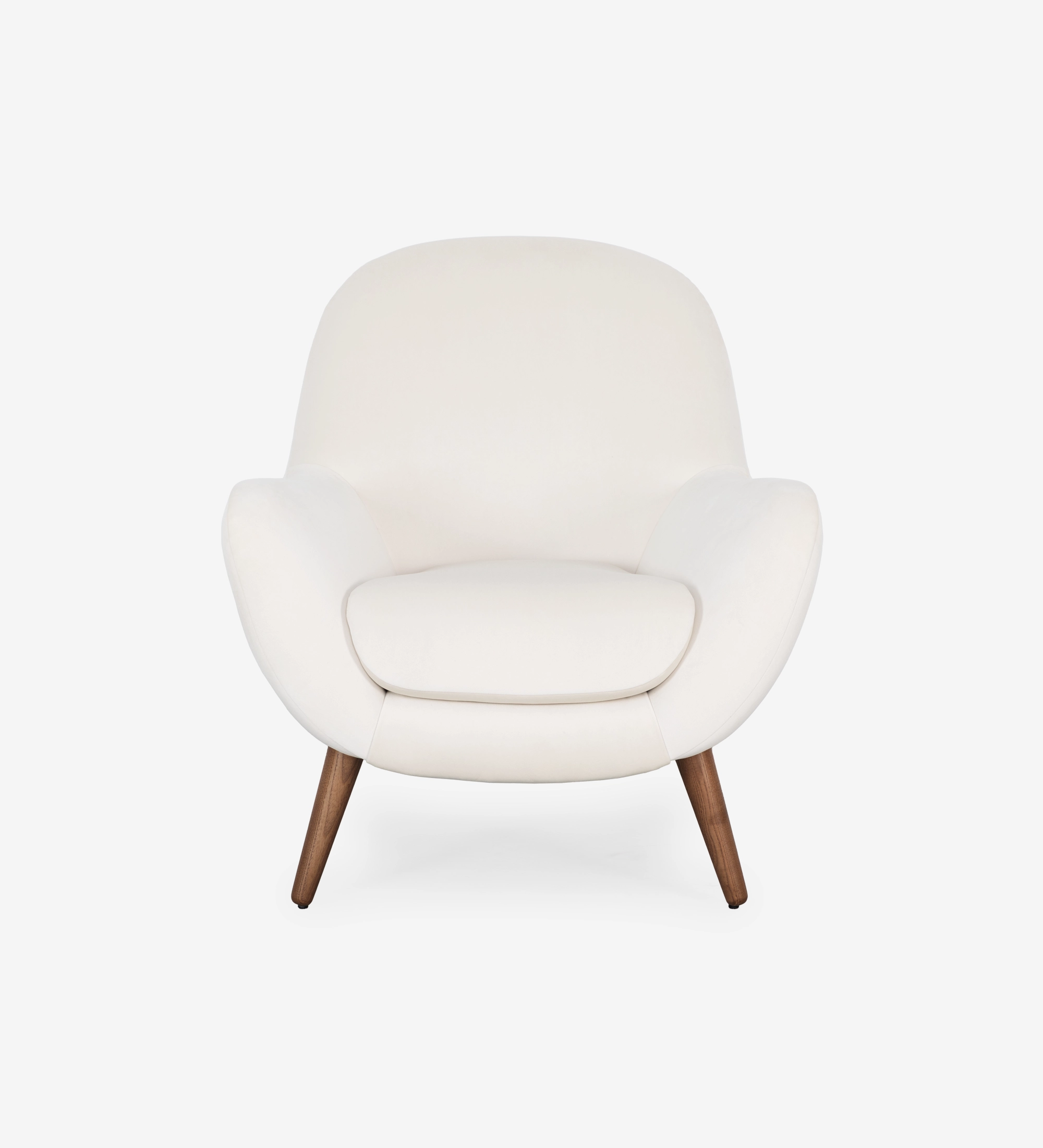 Fauteuil Oslo revêtu de tissu couleur perle avec pieds en frêne teinté noyer.