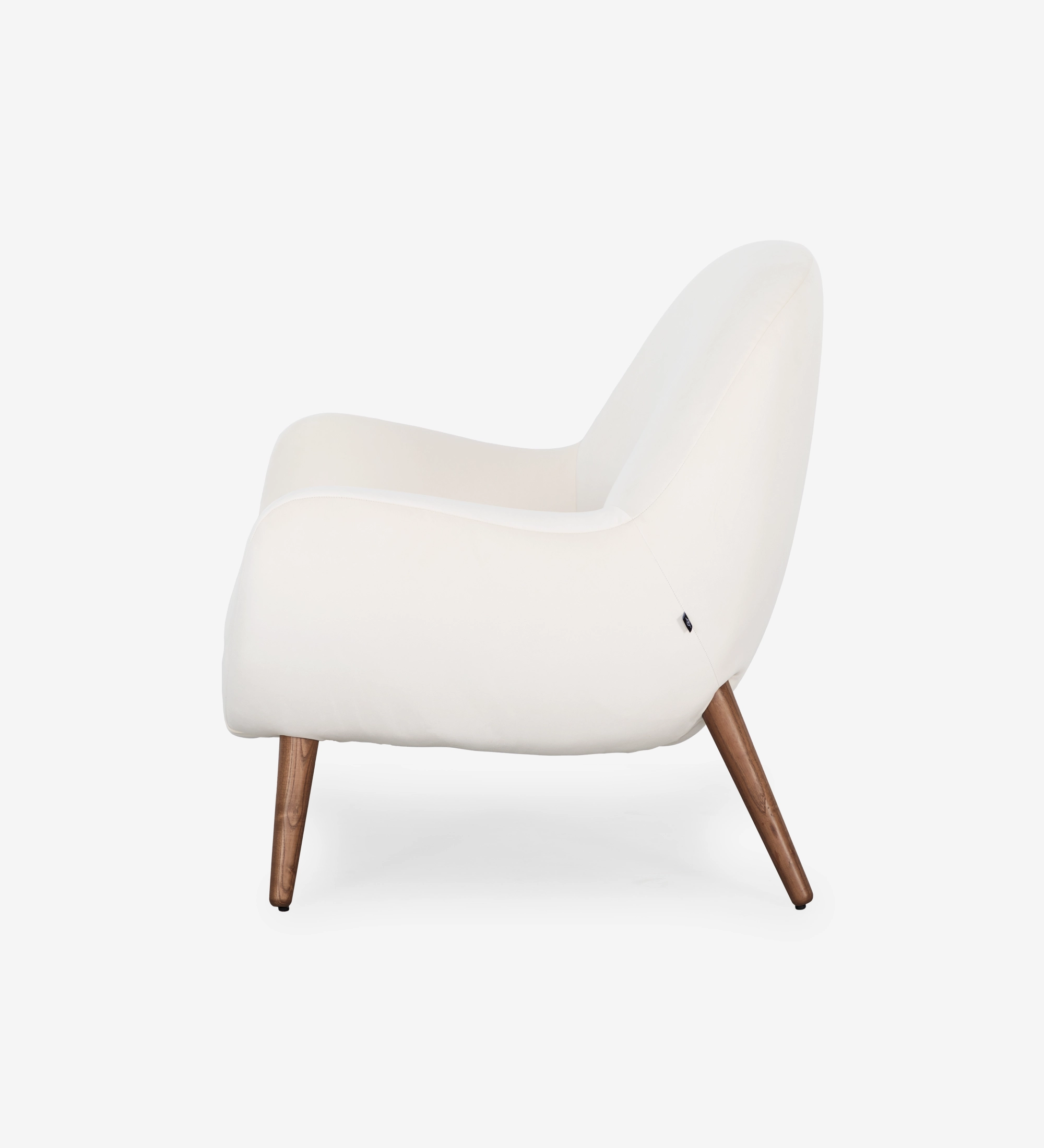 Fauteuil Oslo revêtu de tissu couleur perle avec pieds en frêne teinté noyer.