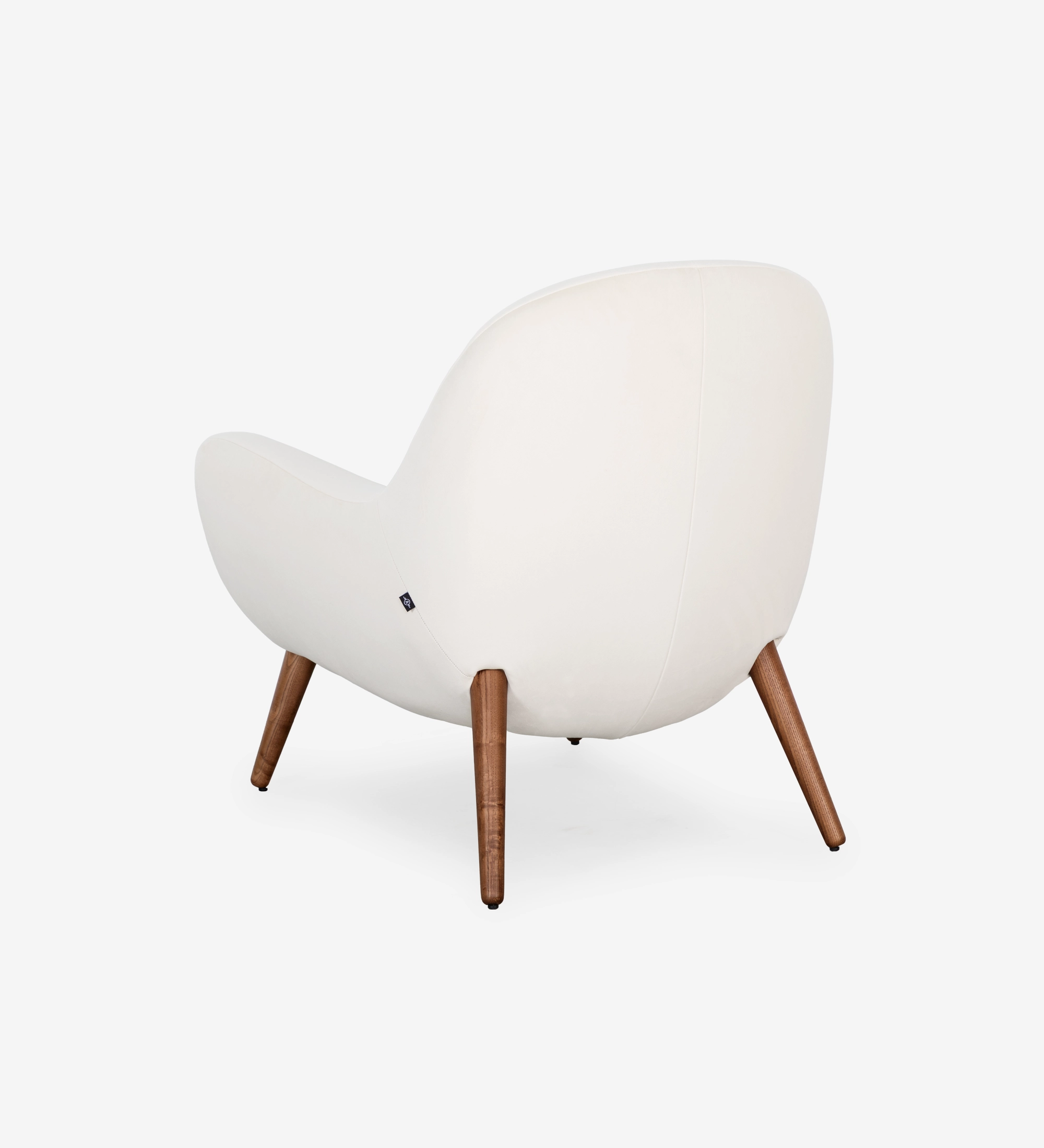 Fauteuil Oslo revêtu de tissu couleur perle avec pieds en frêne teinté noyer.