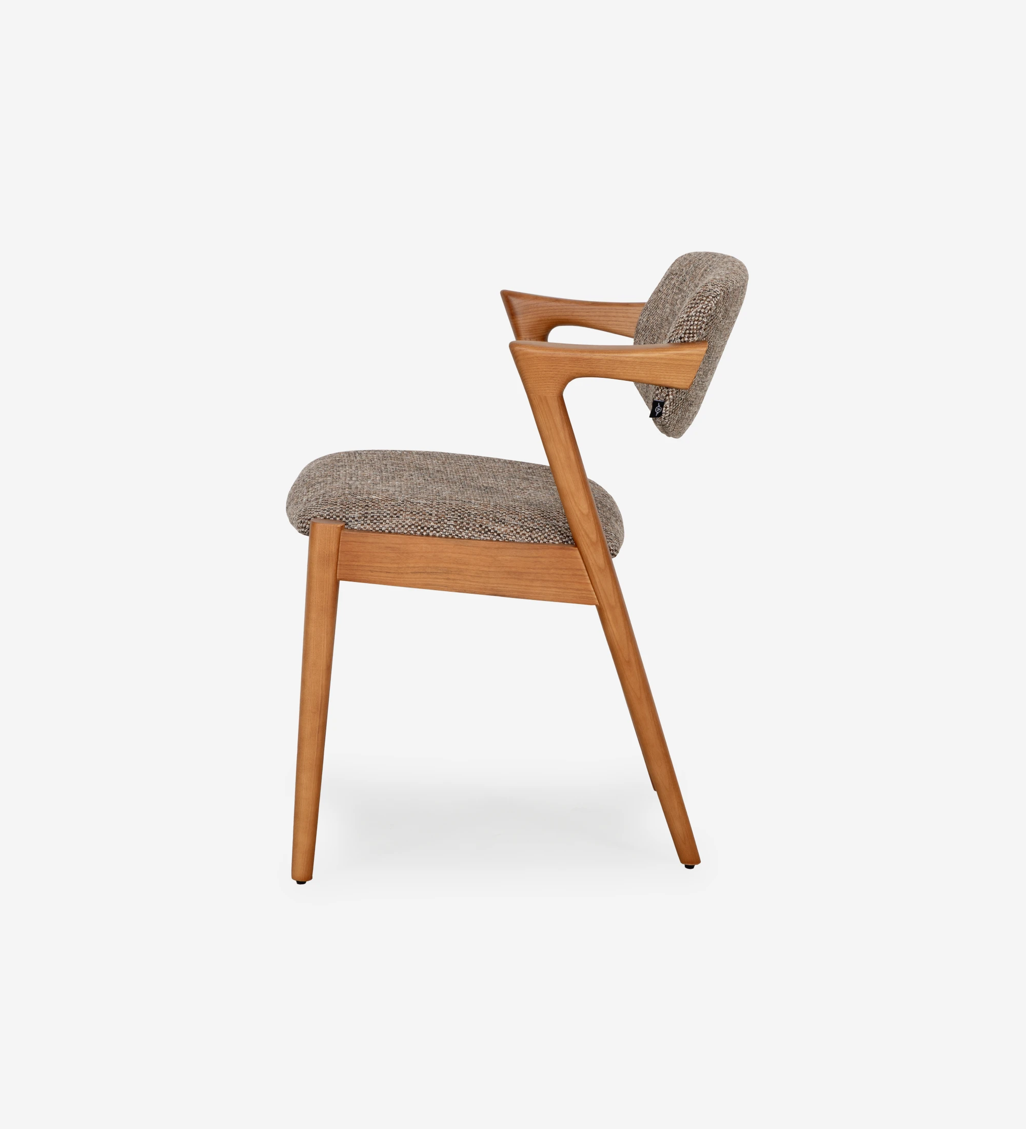 Chaise en frêne couleur miel, avec assise et dossier rembourrés en tissu multicolore, principalement dans les tons bruns et beige.