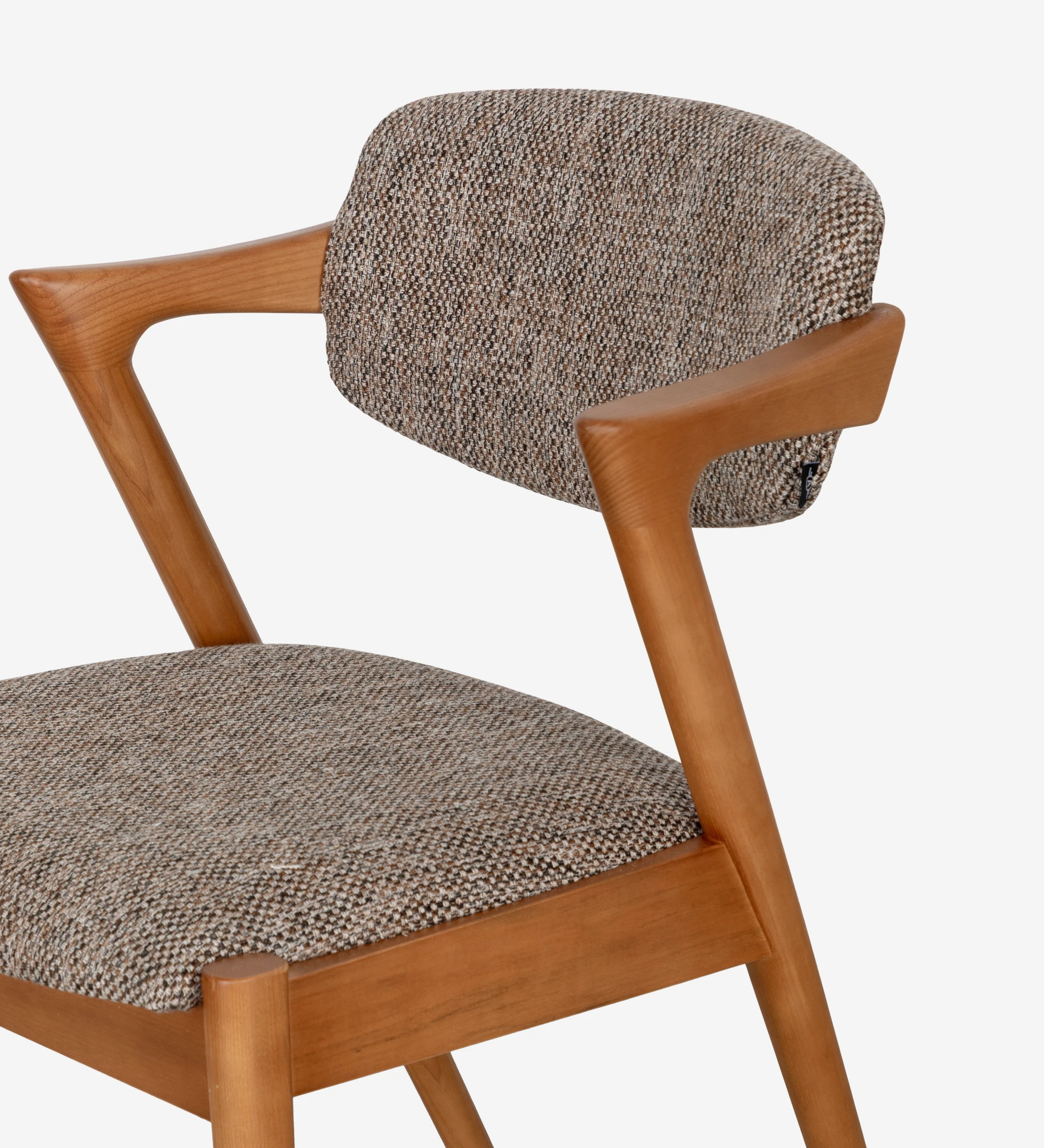 Chaise en frêne couleur miel, avec assise et dossier rembourrés en tissu multicolore, principalement dans les tons bruns et beige.