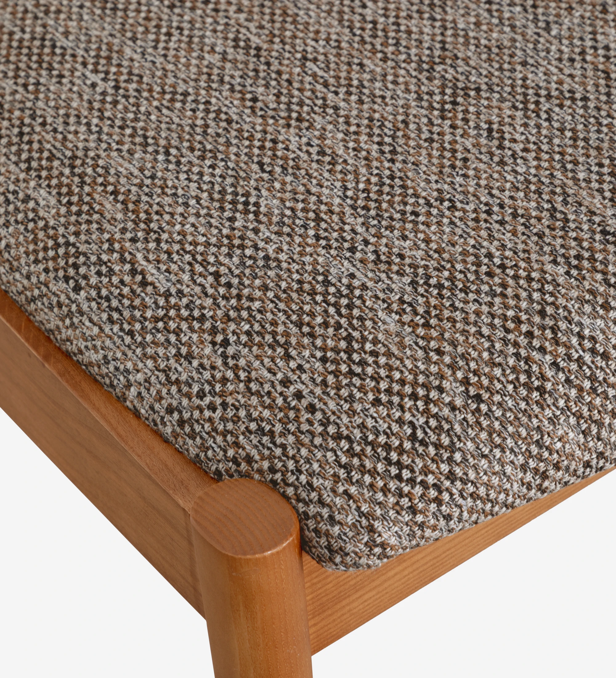 Chaise en frêne couleur miel, avec assise et dossier rembourrés en tissu multicolore, principalement dans les tons bruns et beige.