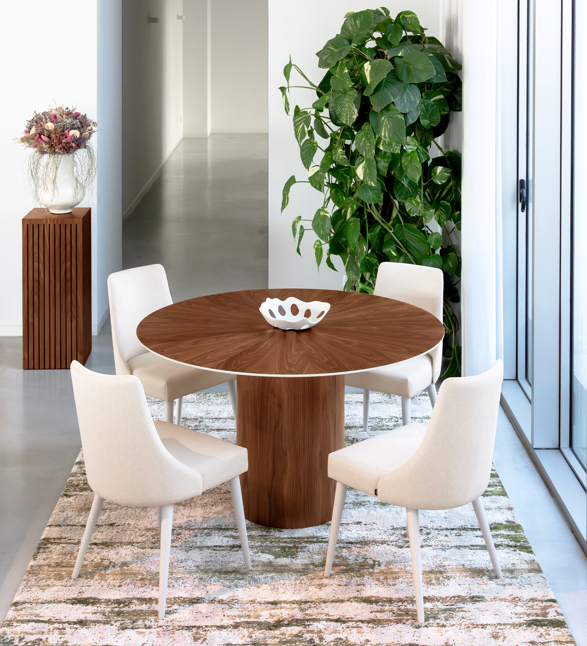 Mesa de jantar Geneve redonda Ø 130 cm, tampo espinhado e pé em nogueira natural, pormenor do tampo lacado a pérola.
